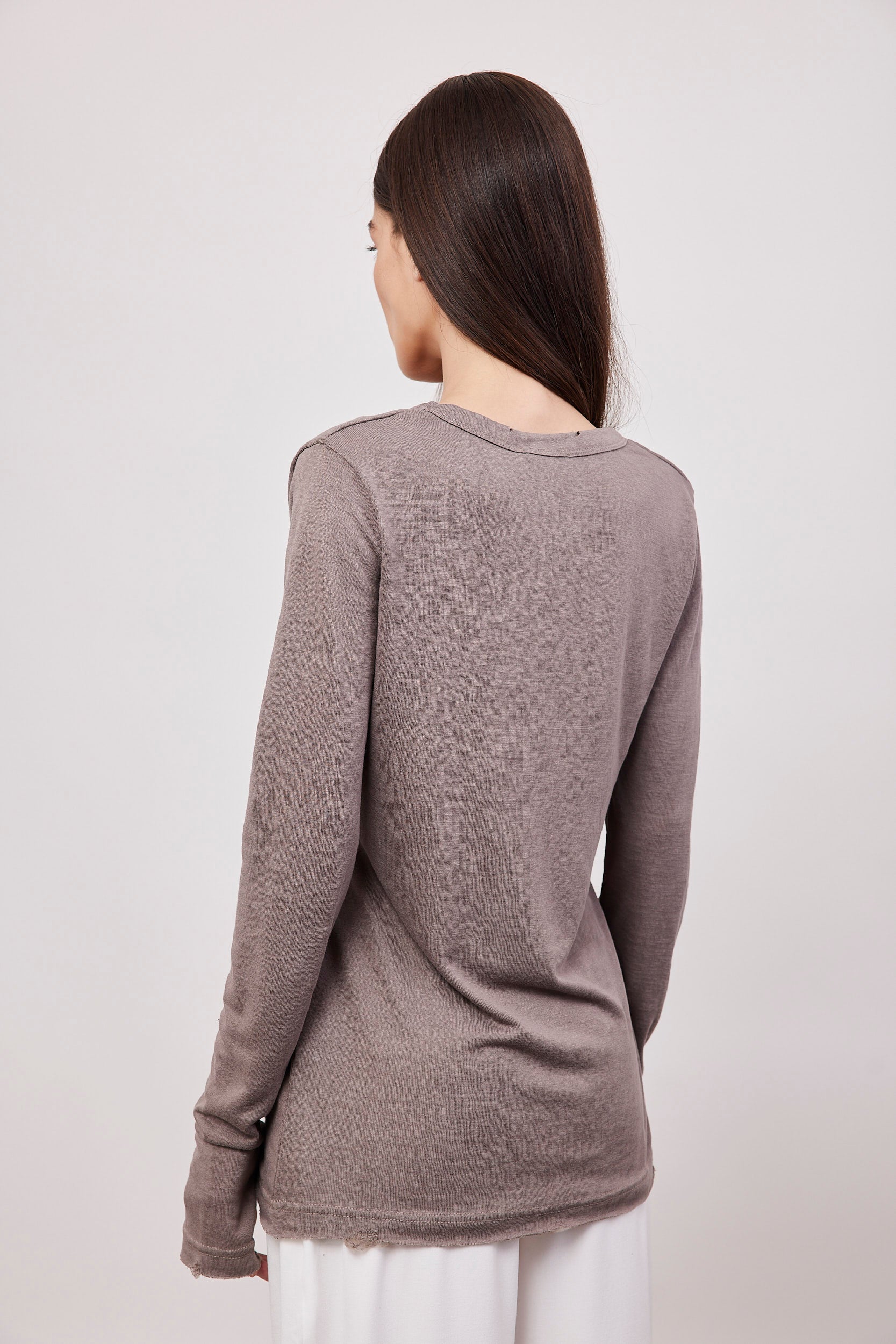 חולצת וי ארוכה בסיומת פרומה עם שרוול כפפה