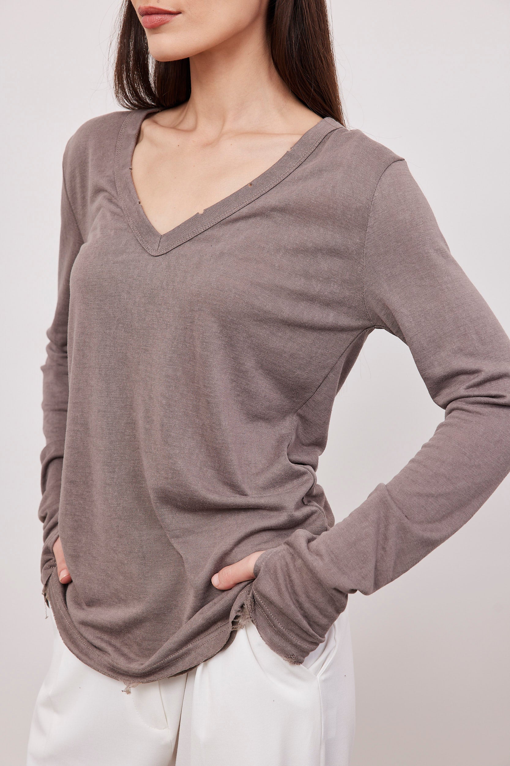 חולצת וי ארוכה בסיומת פרומה עם שרוול כפפה