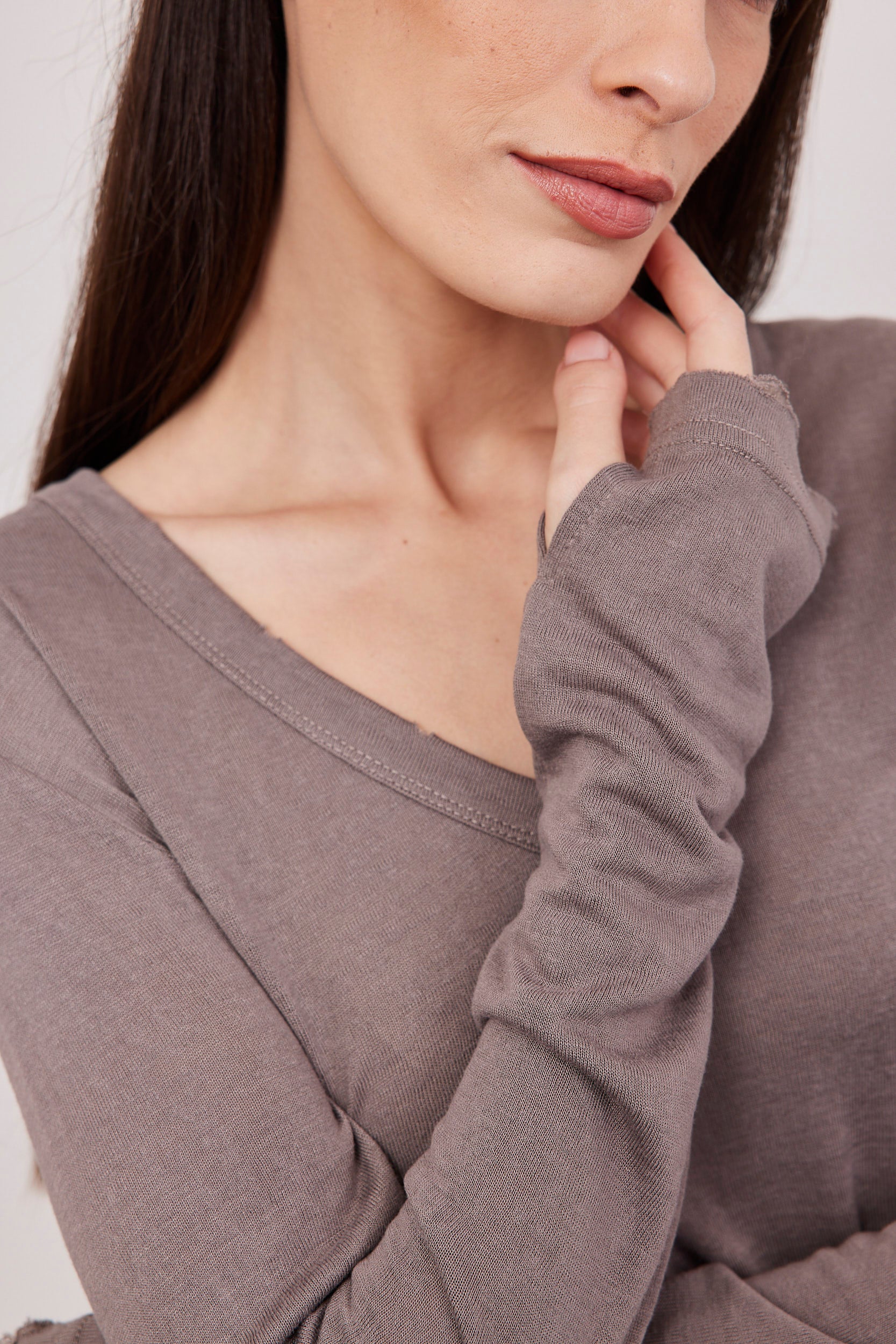 חולצת וי ארוכה בסיומת פרומה עם שרוול כפפה