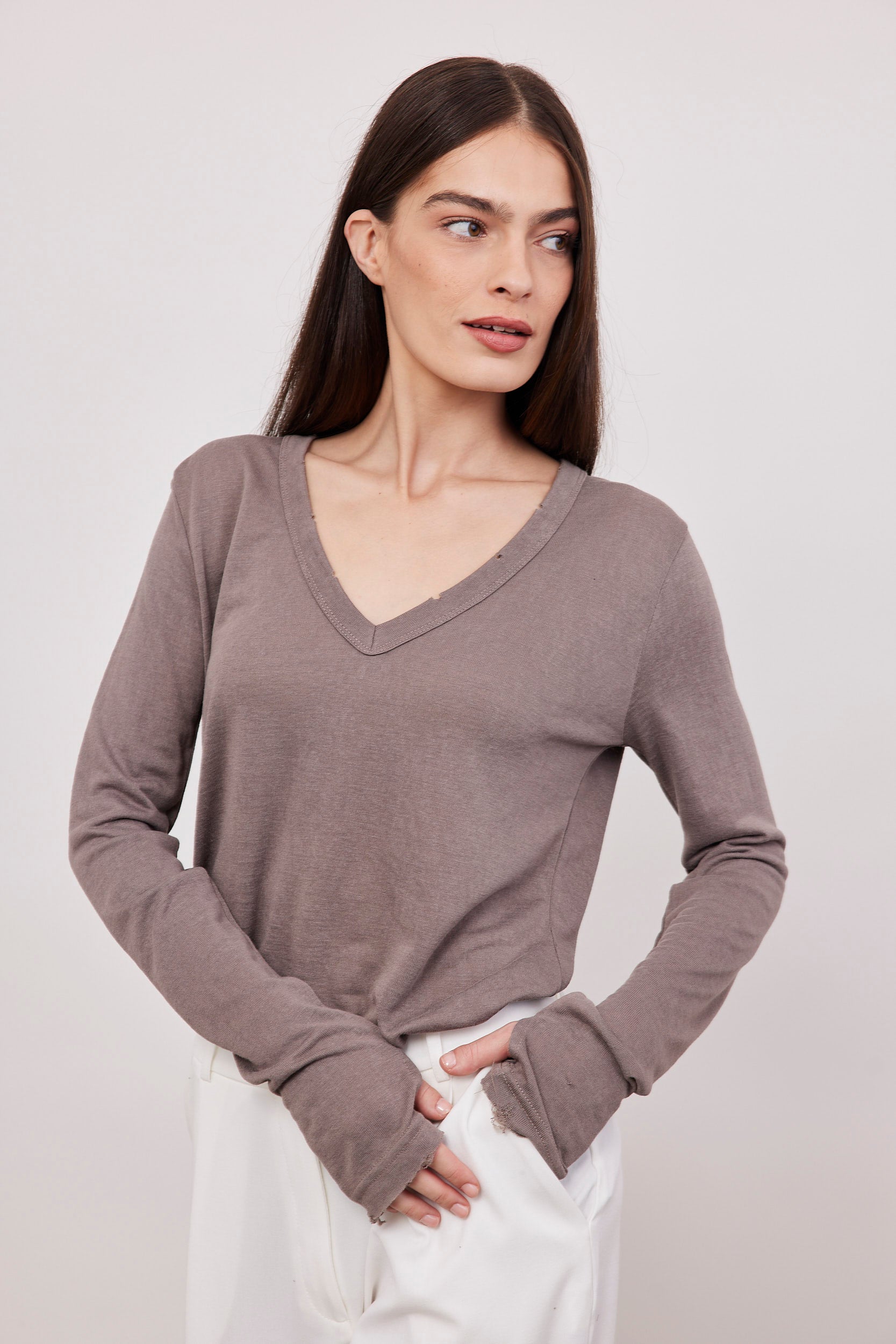 חולצת וי ארוכה בסיומת פרומה עם שרוול כפפה