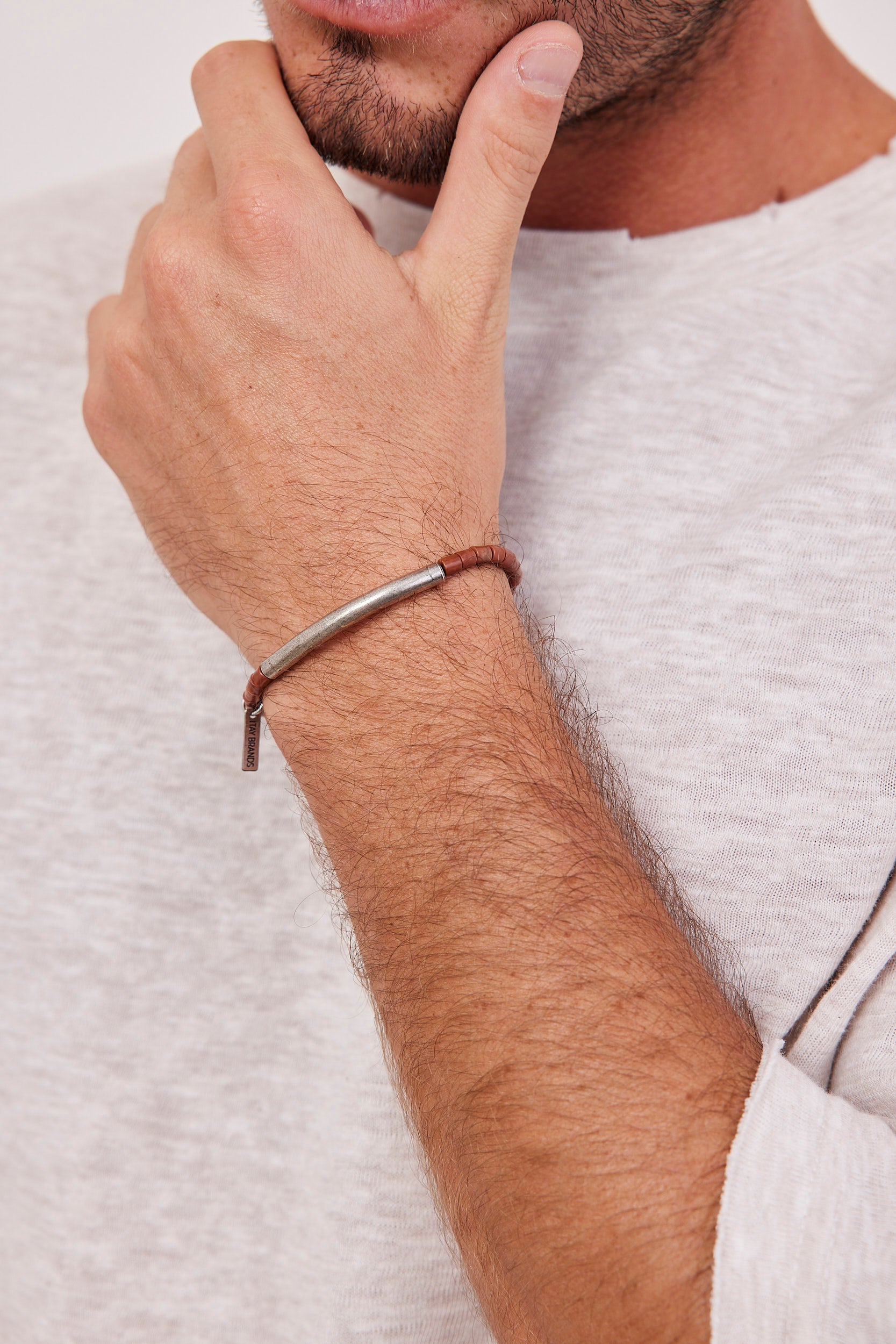 צמיד אבני ג'ספר עם צינור מתכת