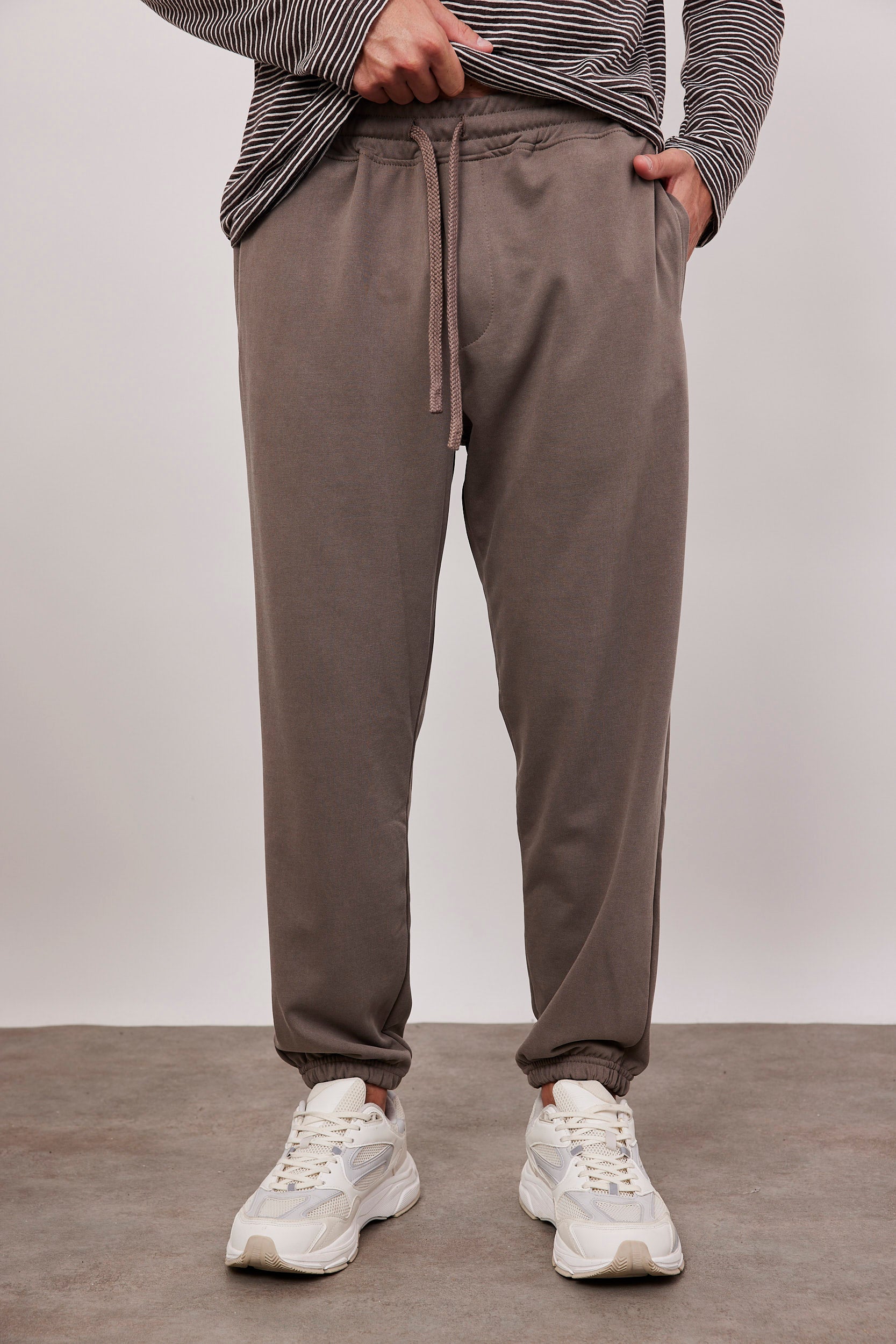 מכנסי טרנינג בסיומת גומי