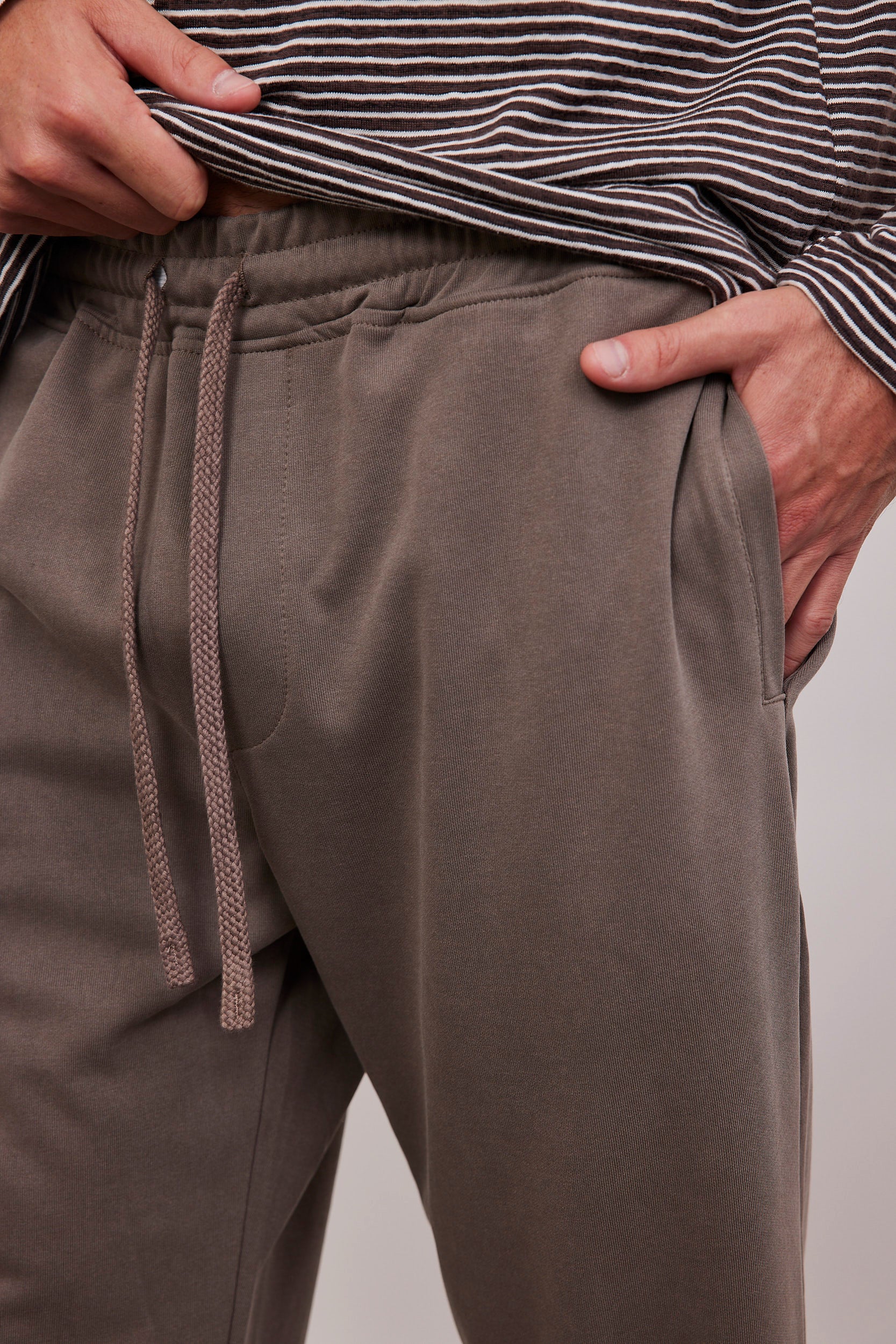 מכנסי טרנינג בסיומת גומי