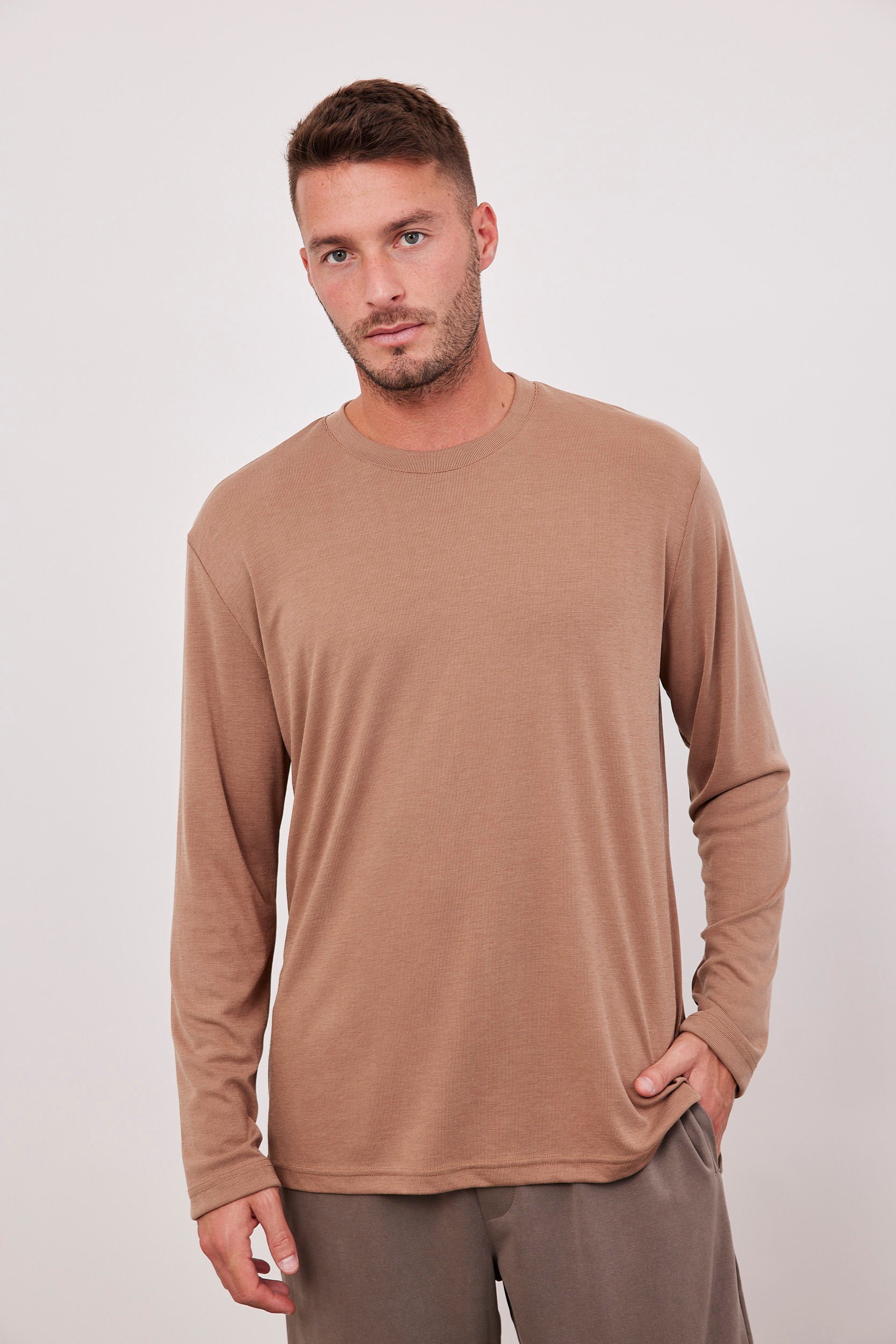 חולצת מודל ארוכה