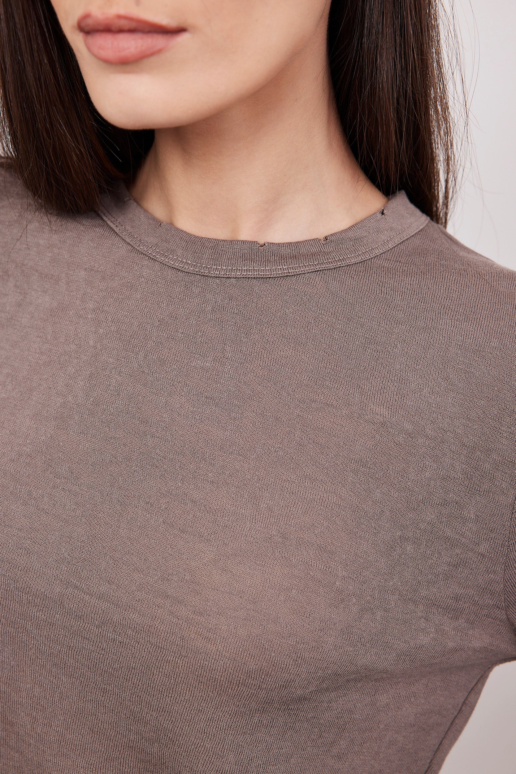 חולצה ארוכה בסיומת פרומה עם שרוול כפפה