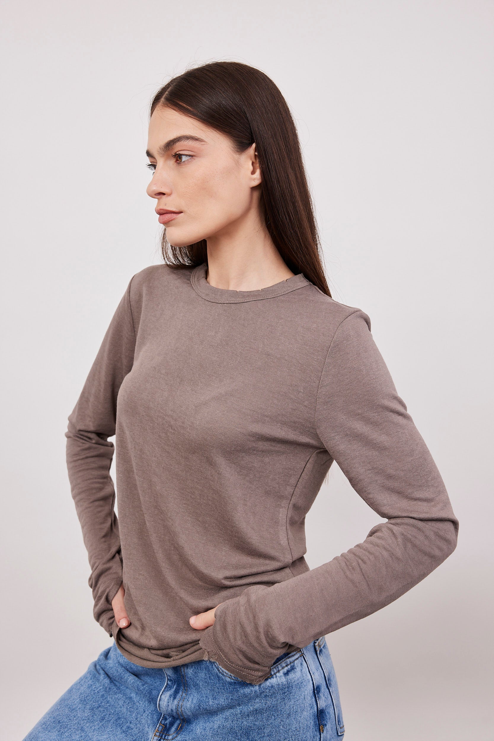 חולצה ארוכה בסיומת פרומה עם שרוול כפפה