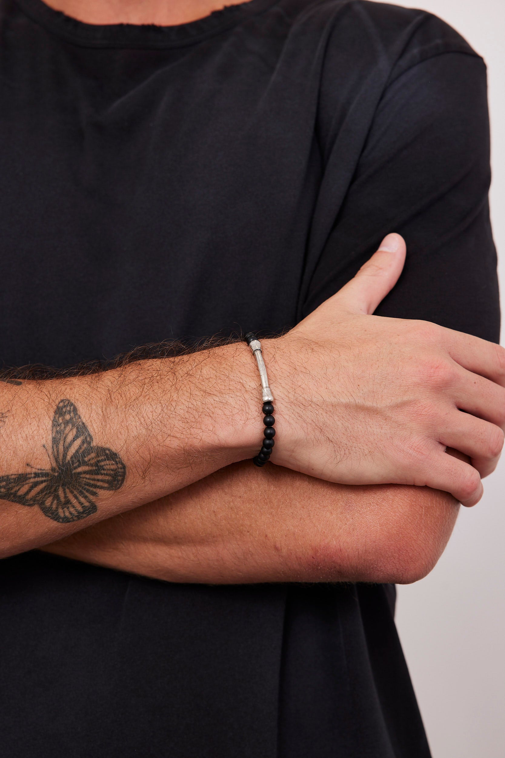 צמיד חרוזים בשילוב צינור מתכת