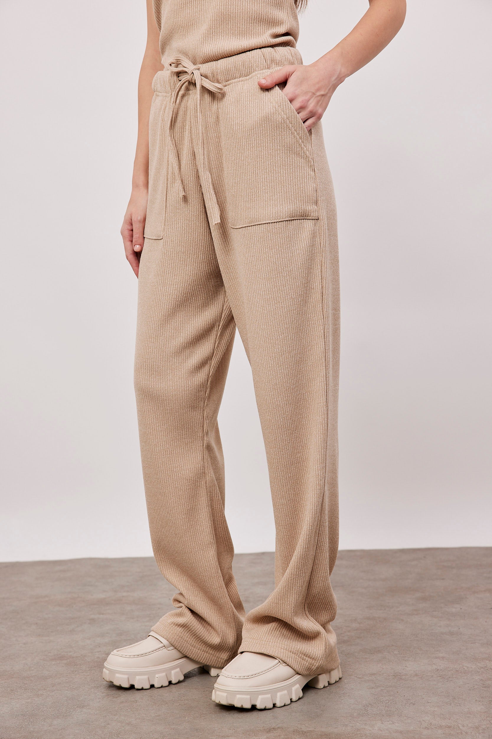 מכנסי סריג עם גומי במותן