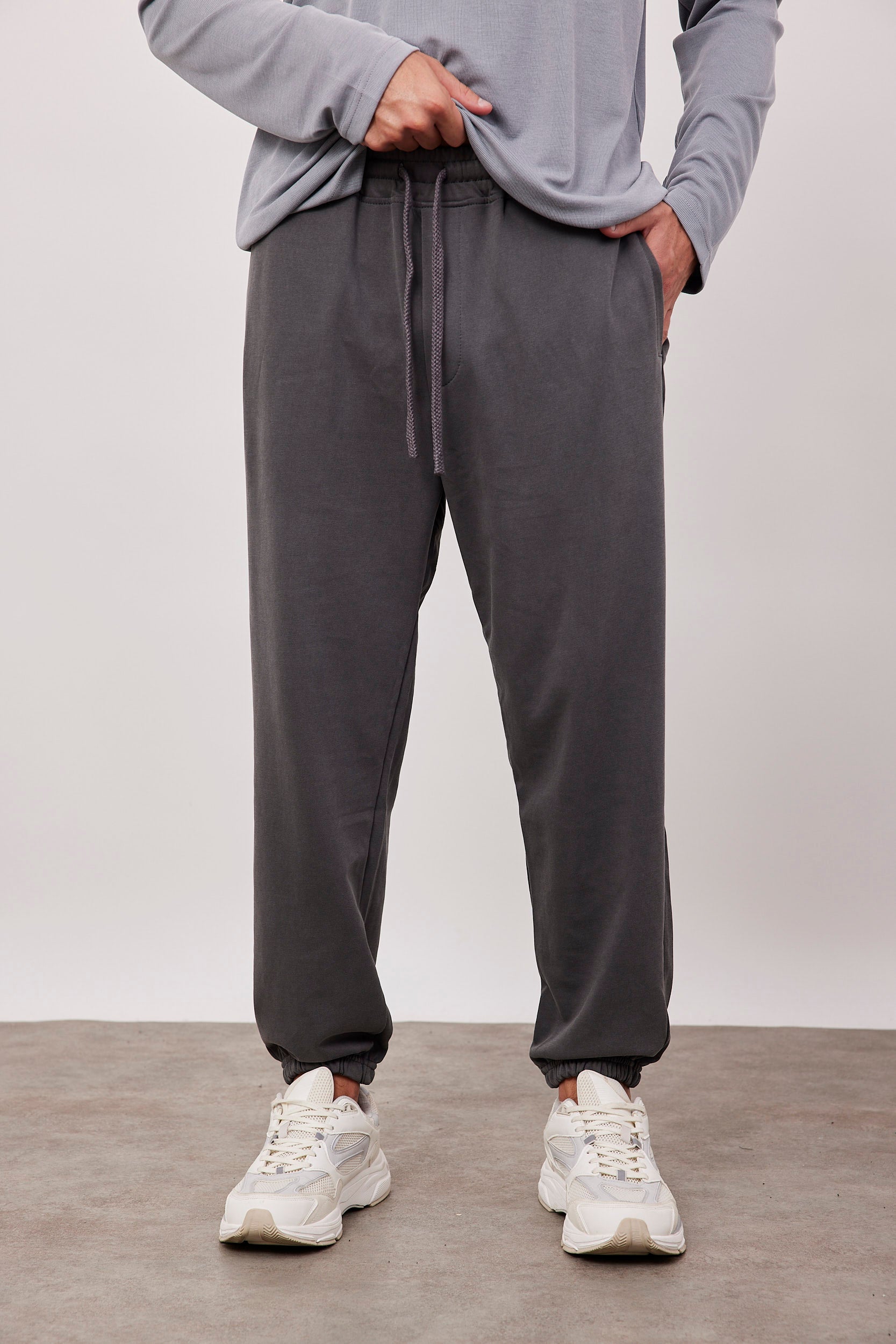 מכנסי טרנינג בסיומת גומי