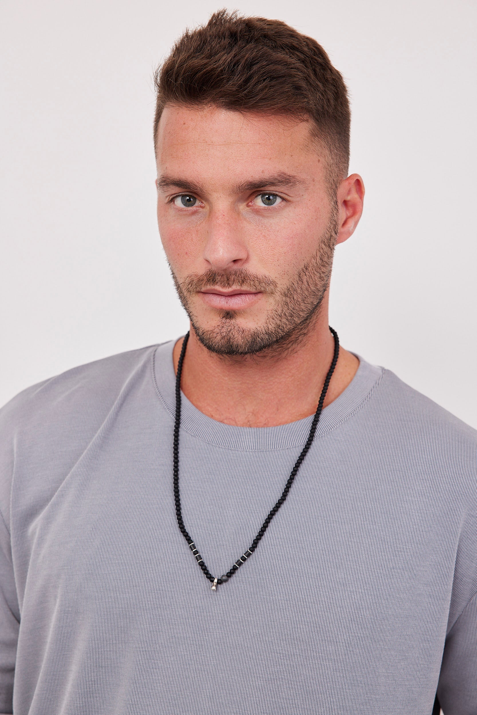 שרשרת שחור מט עם תליון דמוי שן