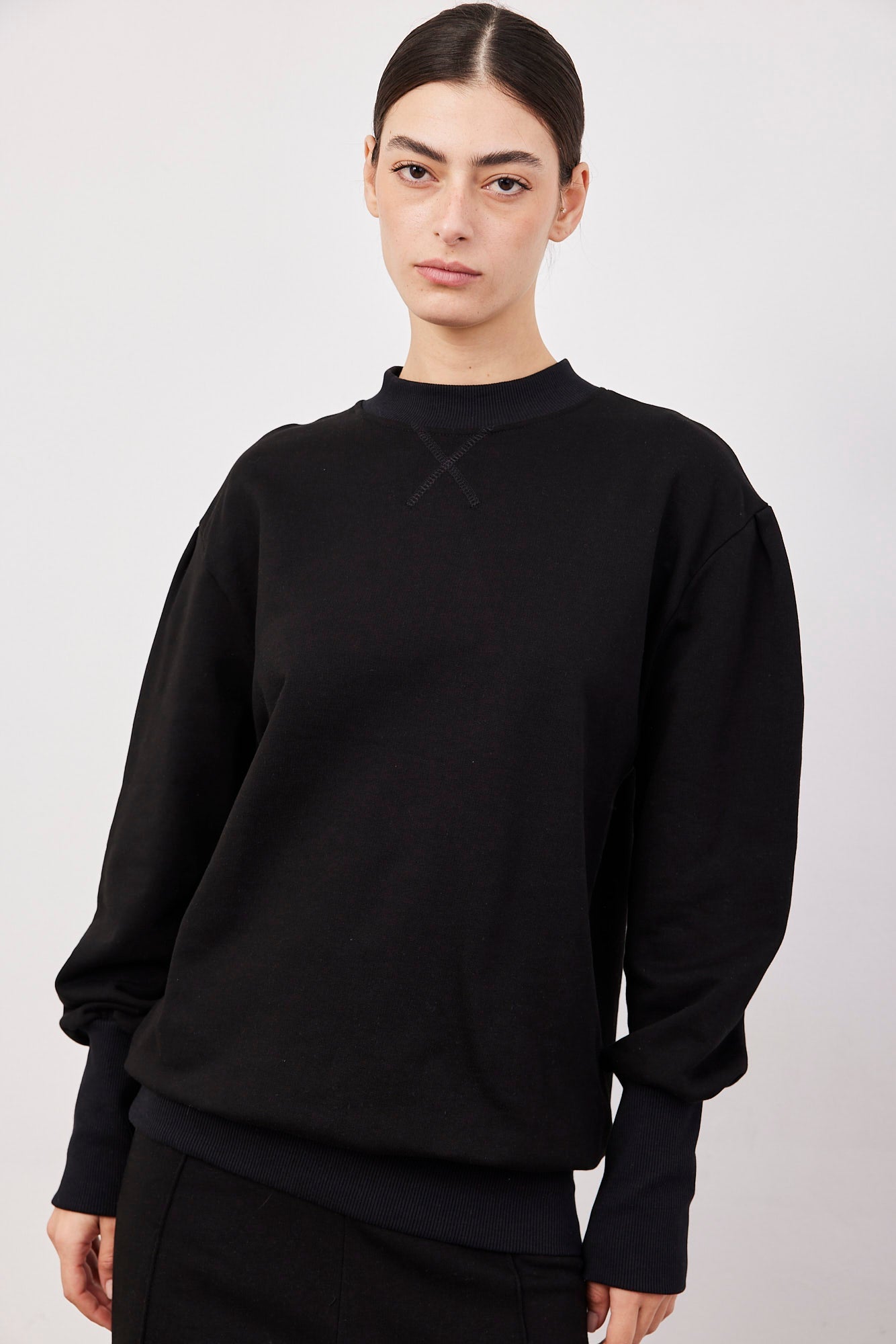 סווטשרט עם שרוולים נפוחים בסיומת ריב - ITAY BRANDS