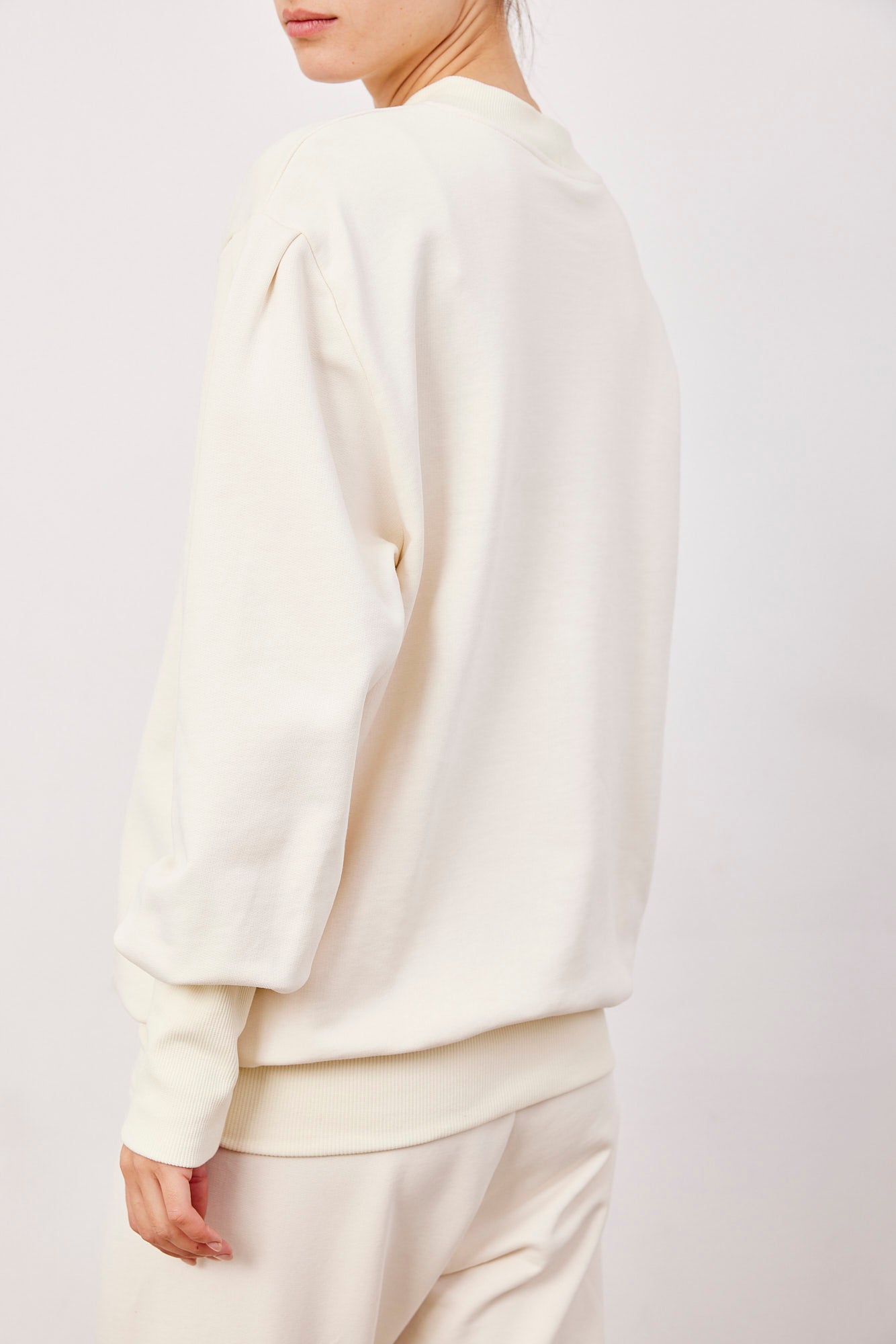 סווטשרט עם שרוולים נפוחים בסיומת ריב - ITAY BRANDS