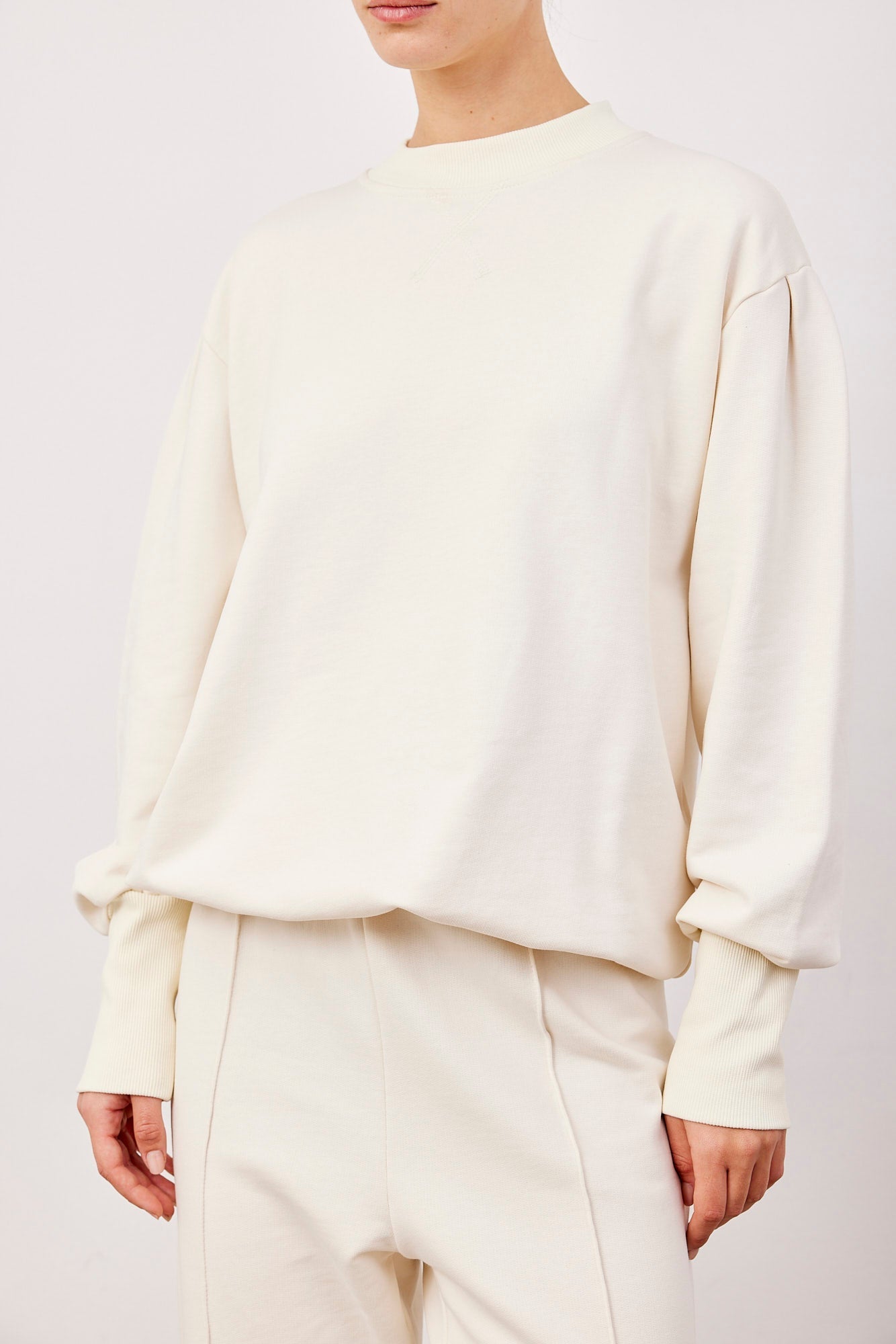 סווטשרט עם שרוולים נפוחים בסיומת ריב - ITAY BRANDS