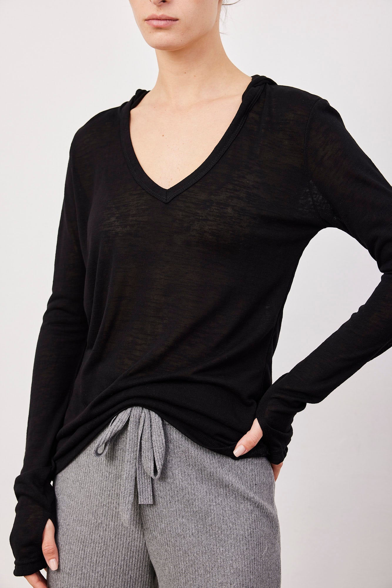 חולצת וי ארוכה עם קפוצ׳ון ושרוול כפפה - ITAY BRANDS