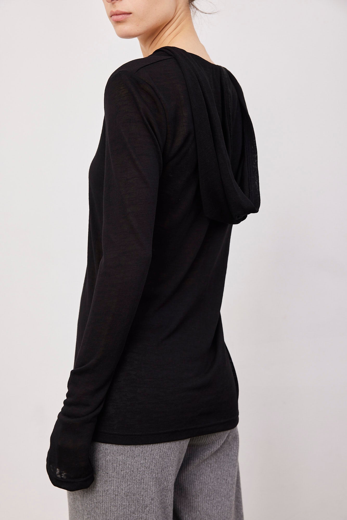 חולצת וי ארוכה עם קפוצ׳ון ושרוול כפפה - ITAY BRANDS