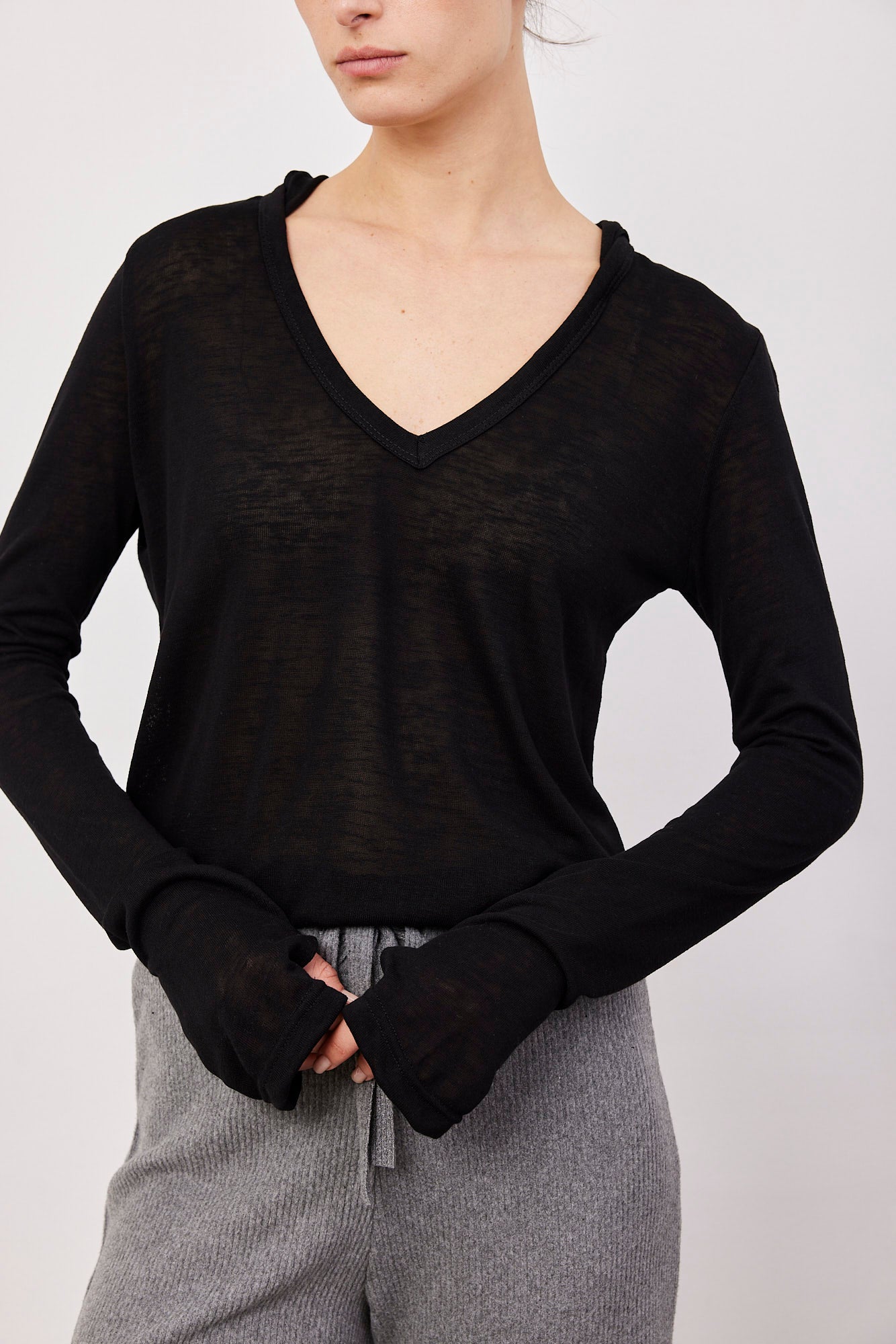 חולצת וי ארוכה עם קפוצ׳ון ושרוול כפפה - ITAY BRANDS