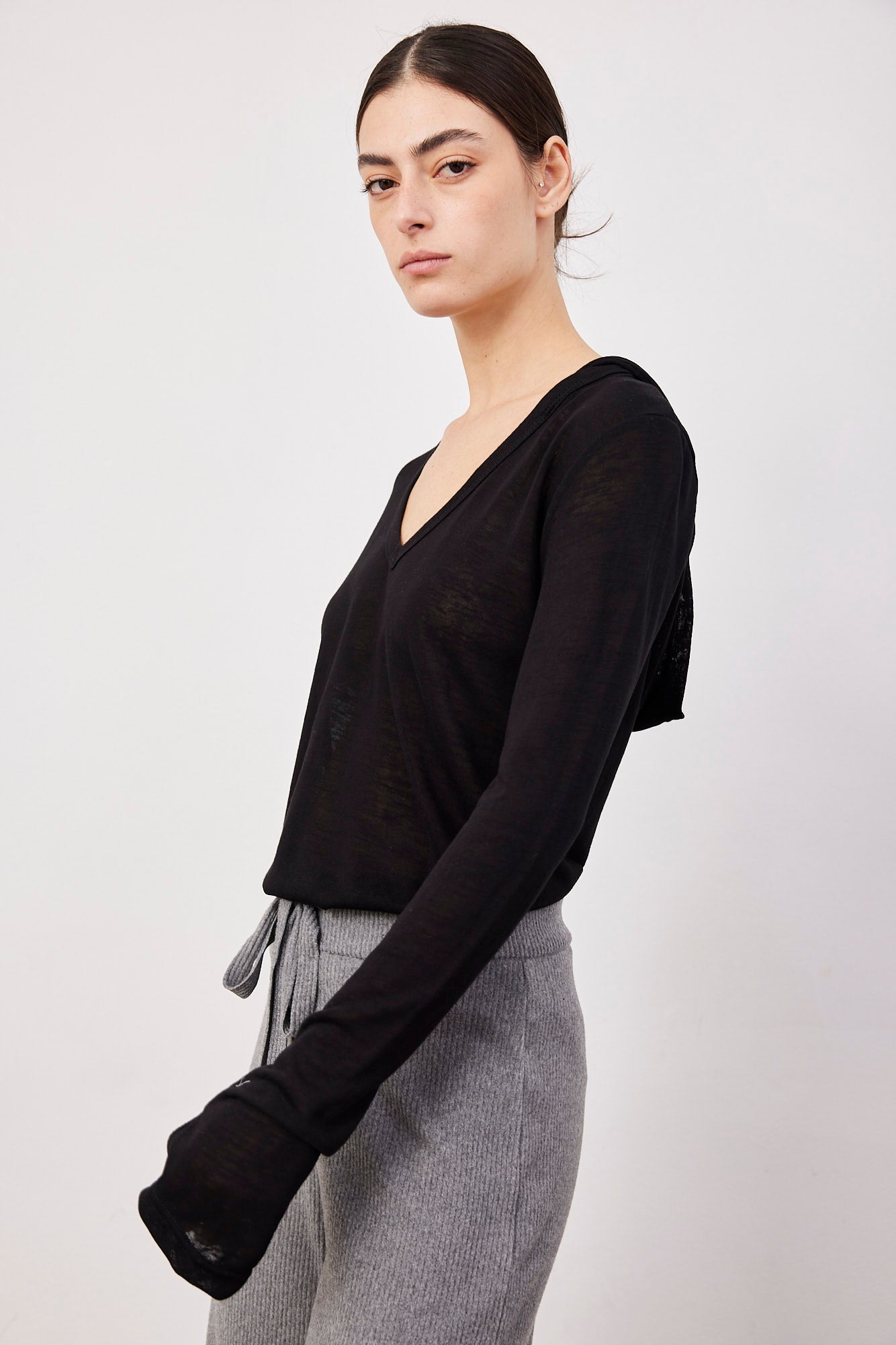 חולצת וי ארוכה עם קפוצ׳ון ושרוול כפפה - ITAY BRANDS