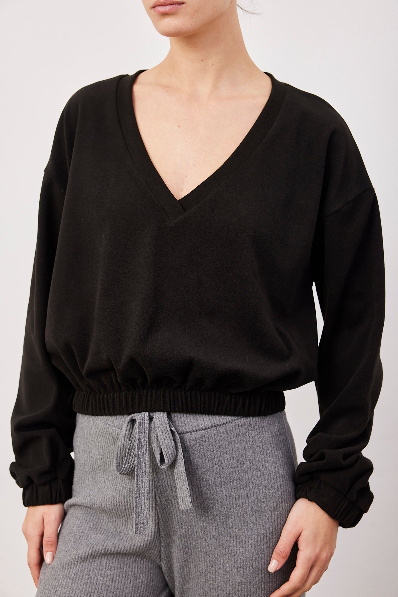 סווטשירט וי עם כיווץ וגומי בסיומת - ITAY BRANDS