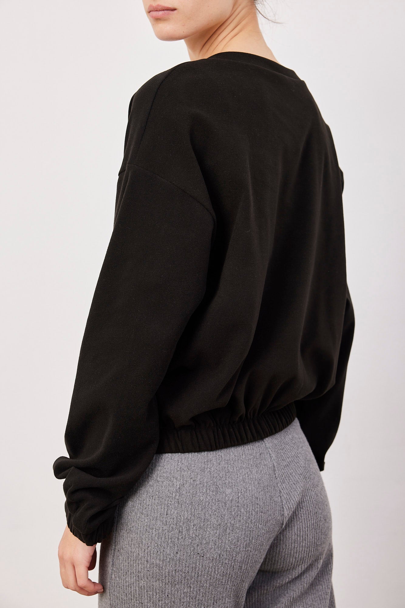 סווטשירט וי עם כיווץ וגומי בסיומת - ITAY BRANDS