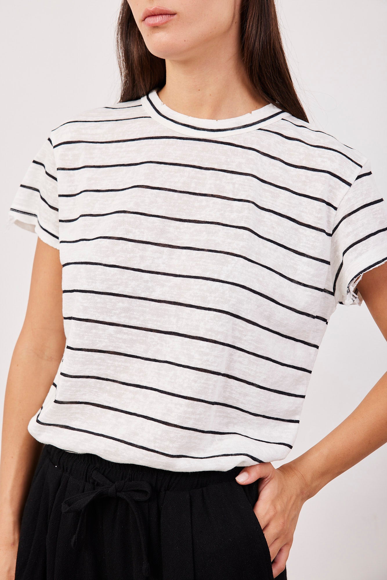 טישרט פסים בגימור קרעים - ITAY BRANDS