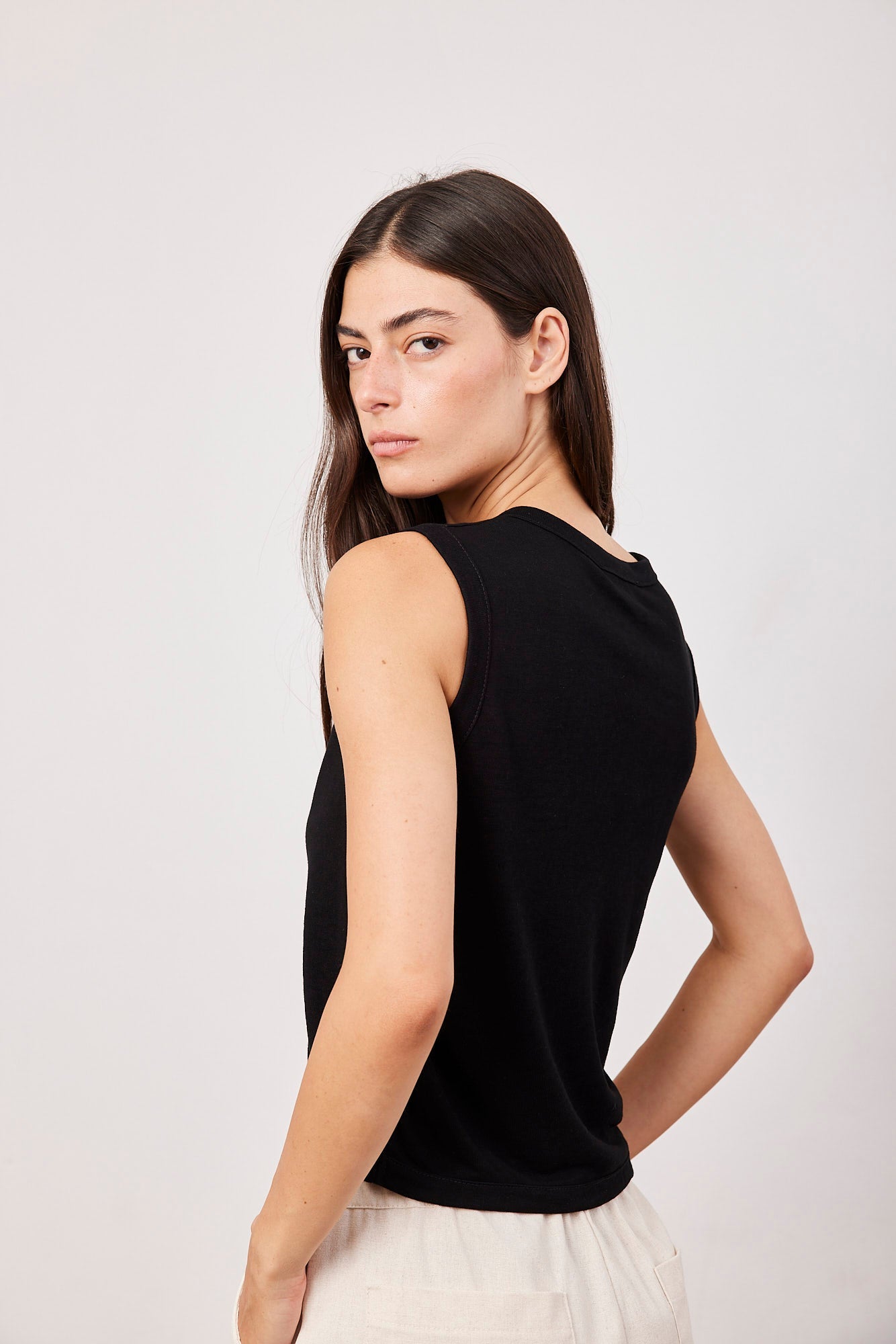 גופיית וסט במראה פשתן - ITAY BRANDS