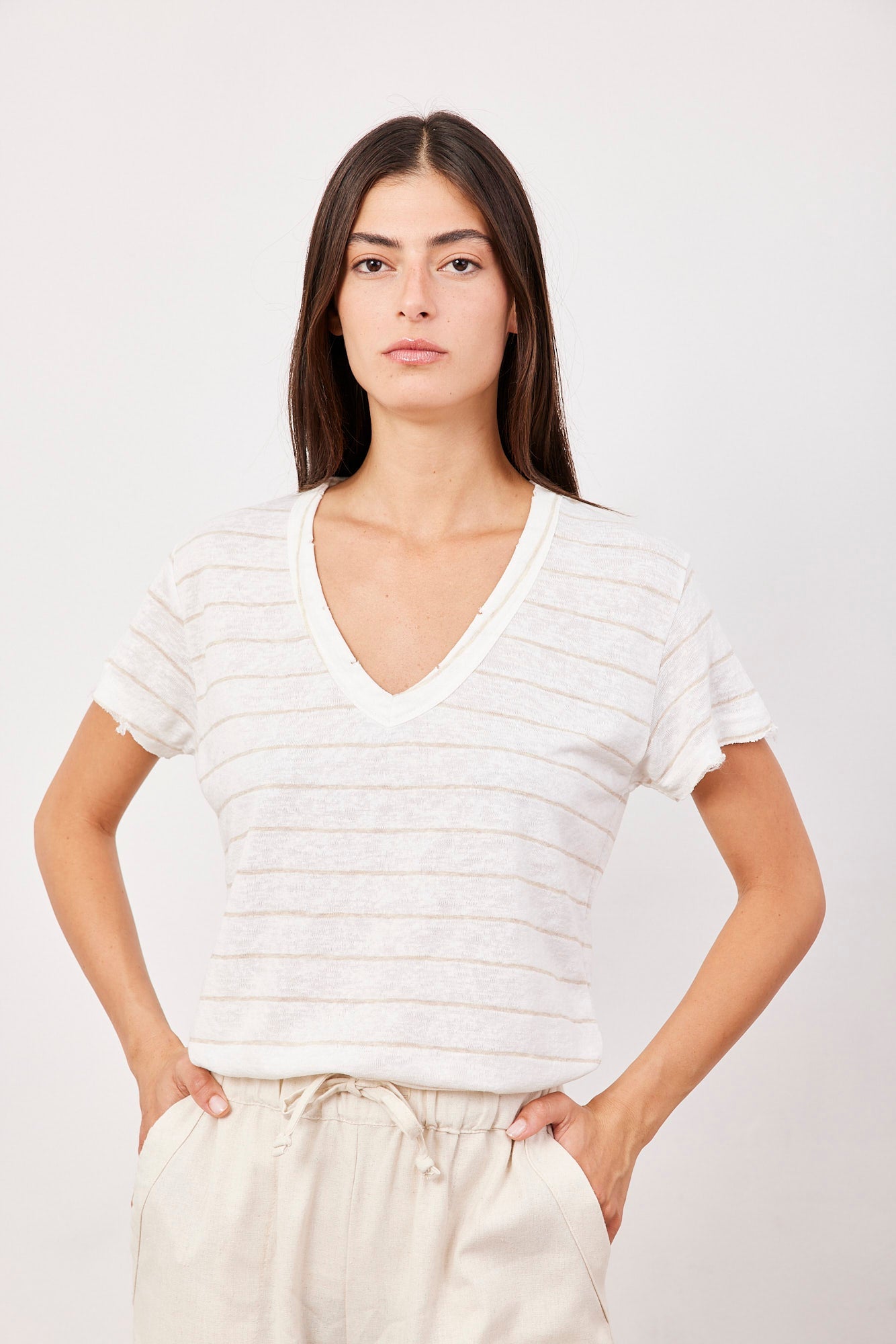 חולצת וי פסים בגימור קרעים - ITAY BRANDS