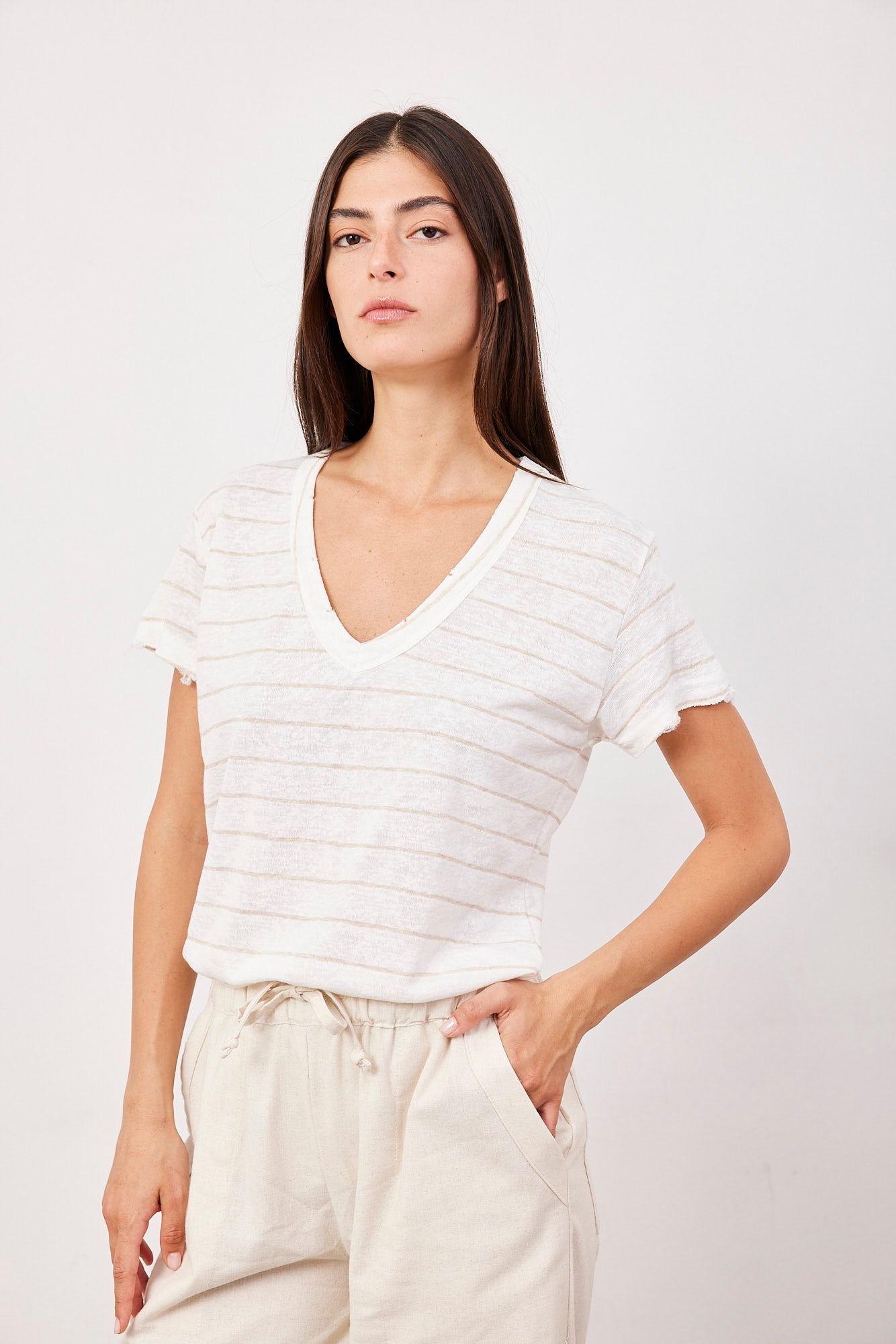 חולצת וי פסים בגימור קרעים - ITAY BRANDS