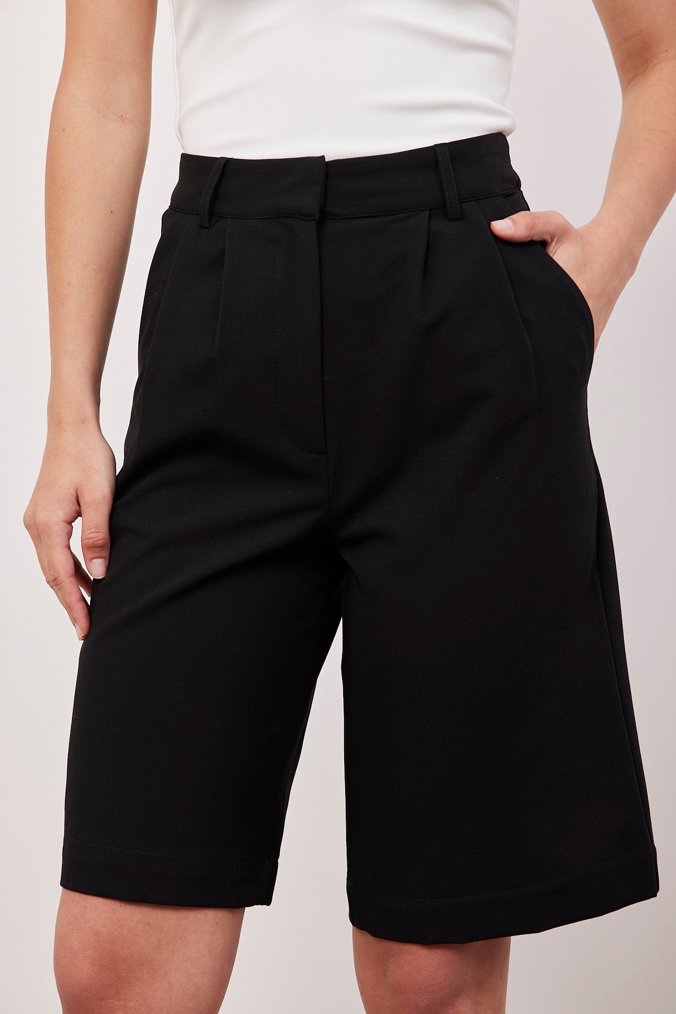 מכנסיים מחויטים באורך הברך - ITAY BRANDS