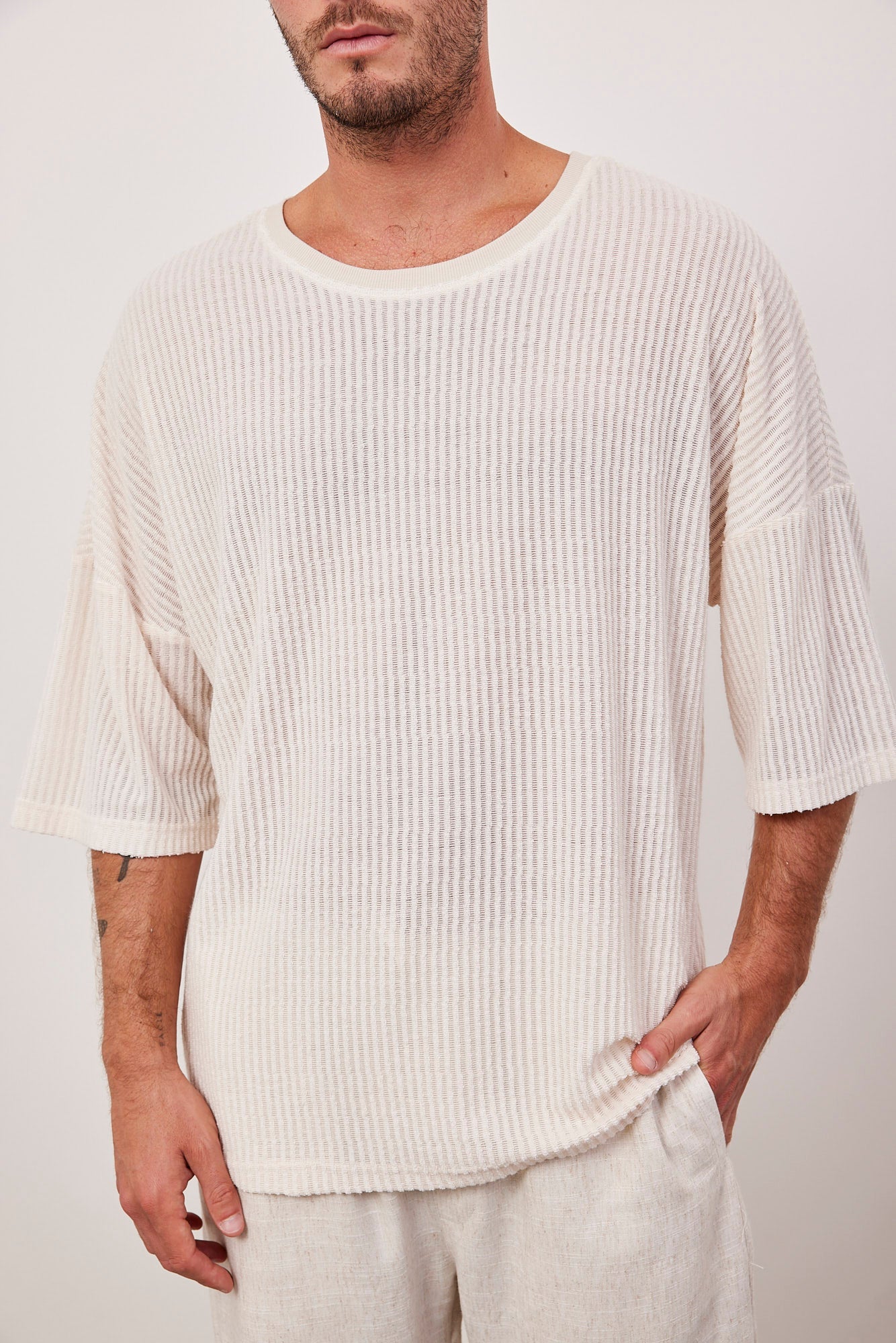 טישרט שקפקפה בטקסטורת פסים - ITAY BRANDS