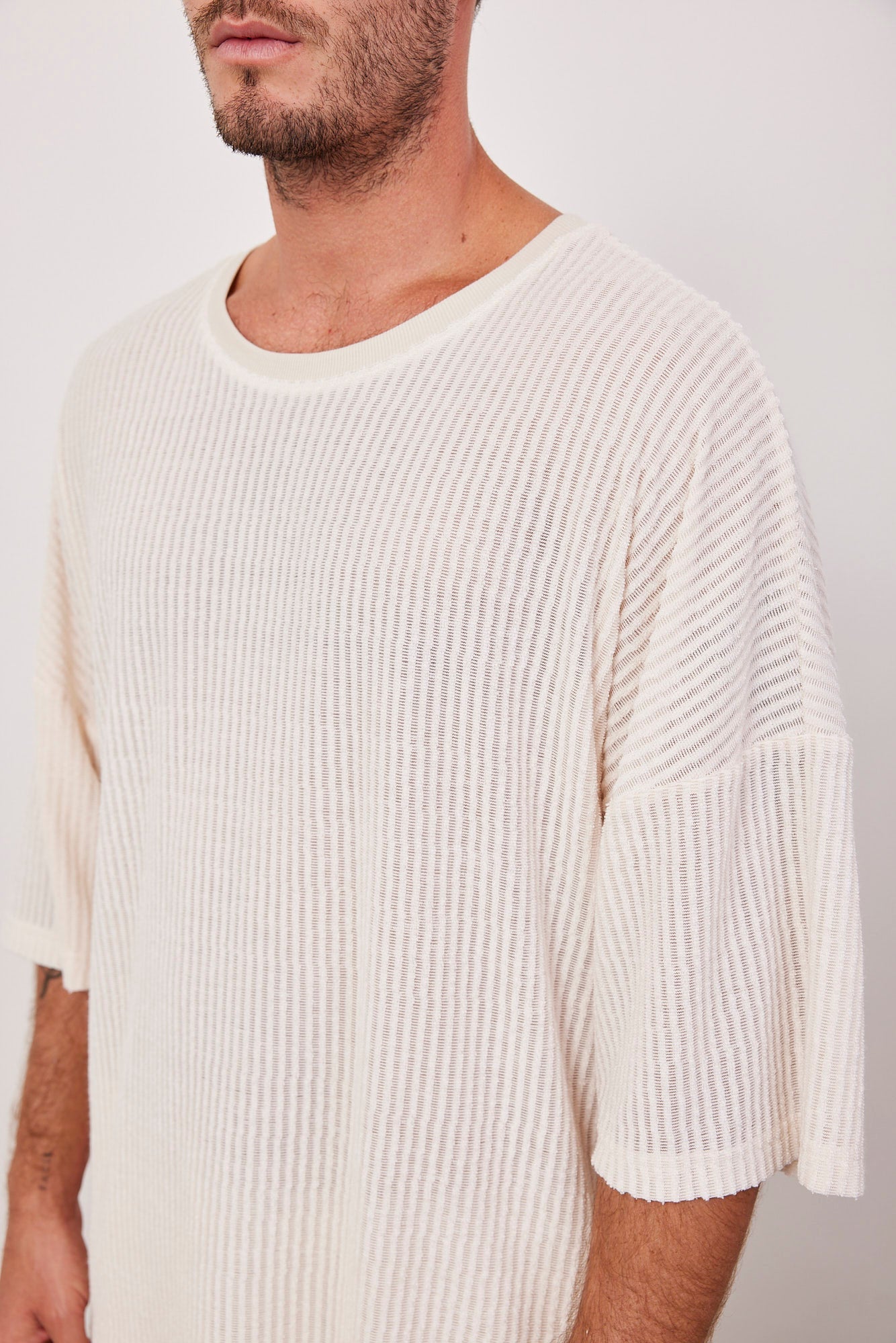 טישרט שקפקפה בטקסטורת פסים - ITAY BRANDS