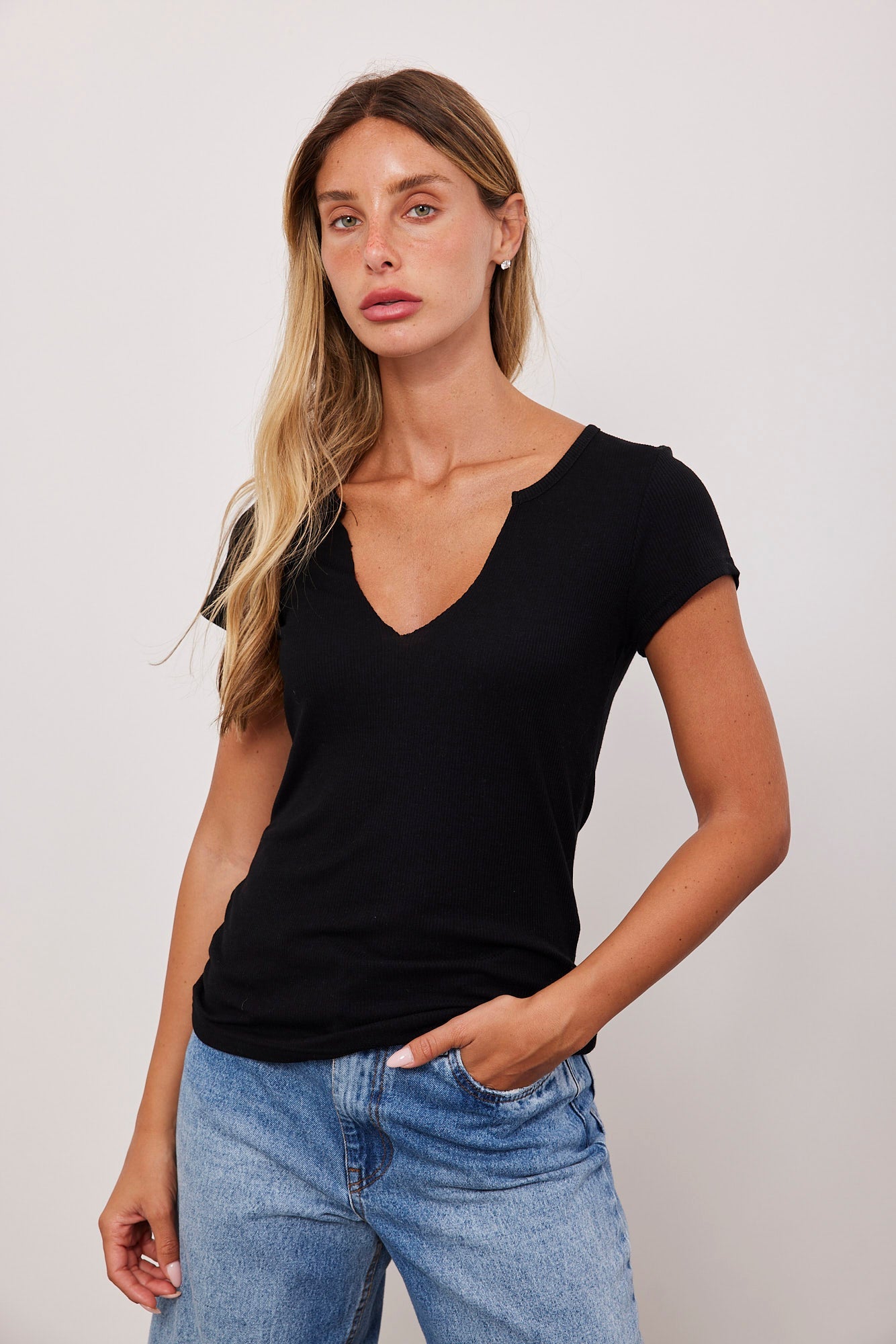 טי-שרט צווארון וי חריץ - ITAY BRANDS