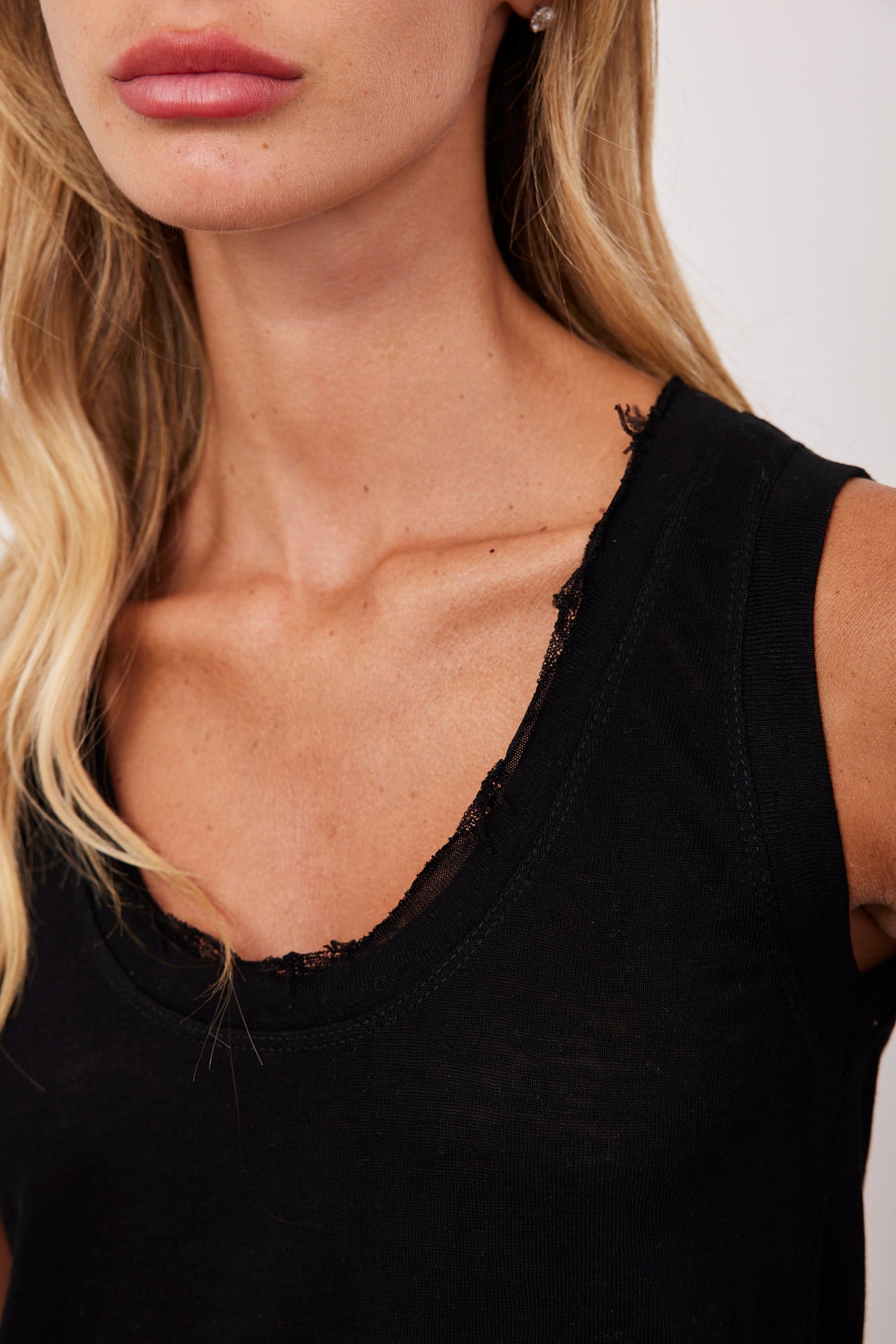 גופייה עם מחשוף בשילוב קרעים - ITAY BRANDS