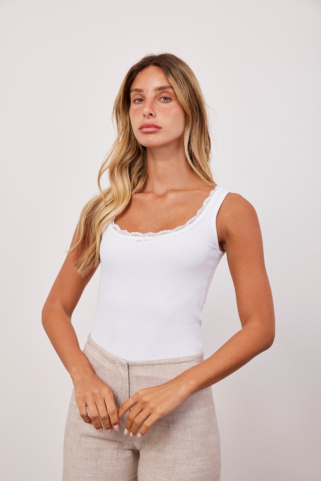 גופייה במפתח עגול תחרה עם פפיון - ITAY BRANDS