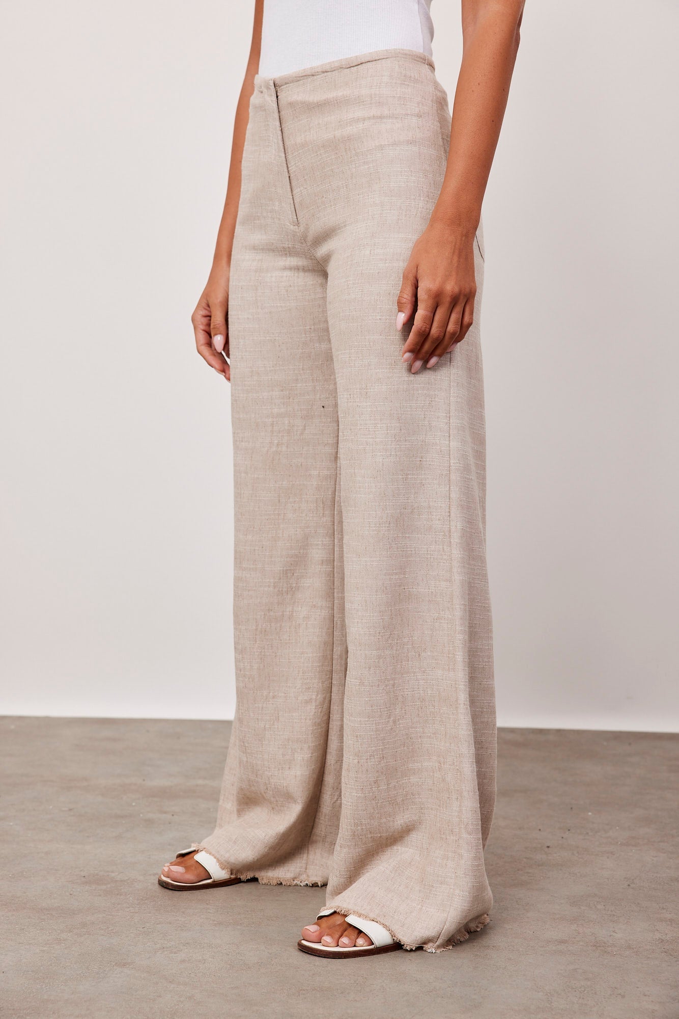 מכנסיים בטקסטורה בגזרה נמוכה - ITAY BRANDS