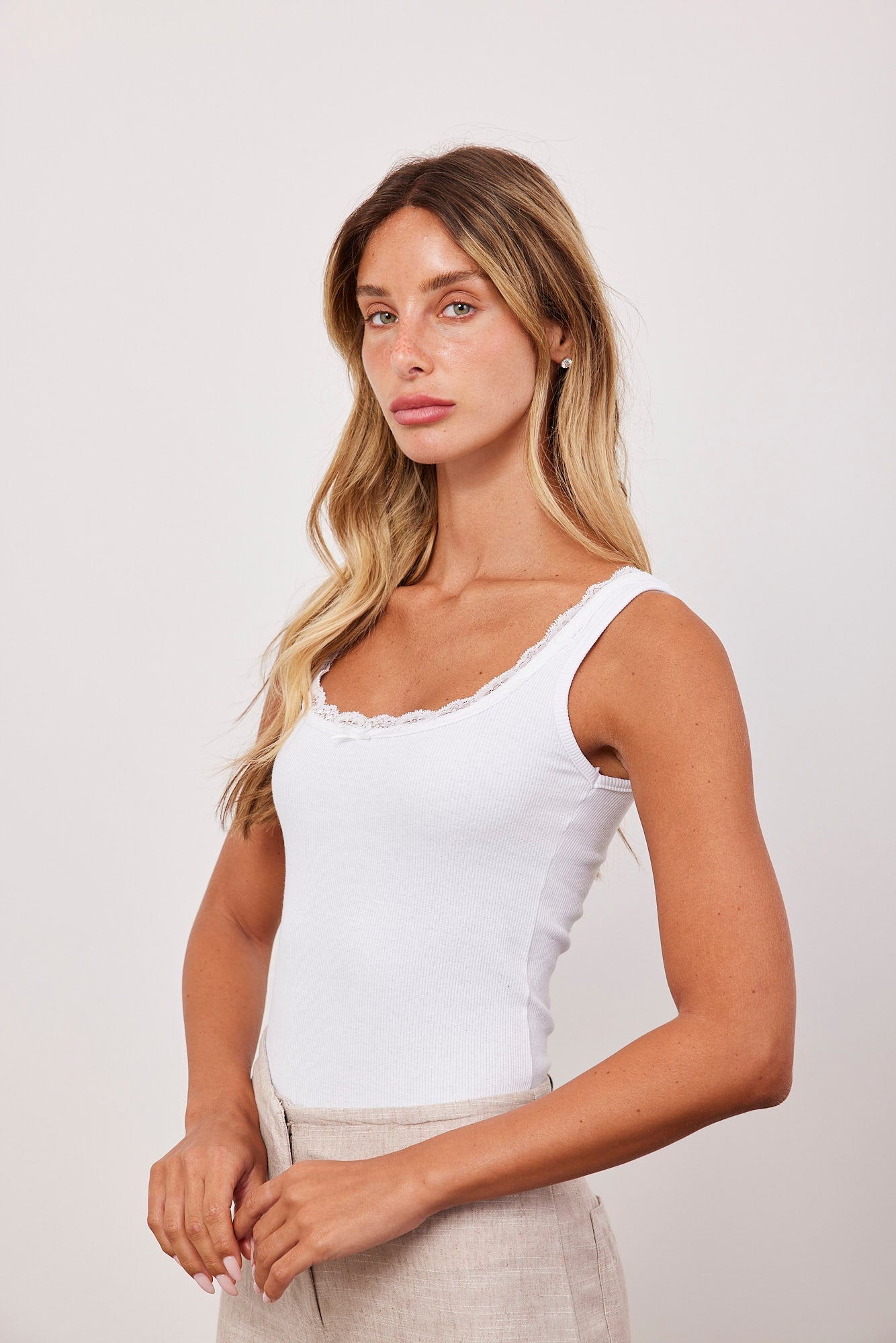 גופייה במפתח עגול תחרה עם פפיון - ITAY BRANDS