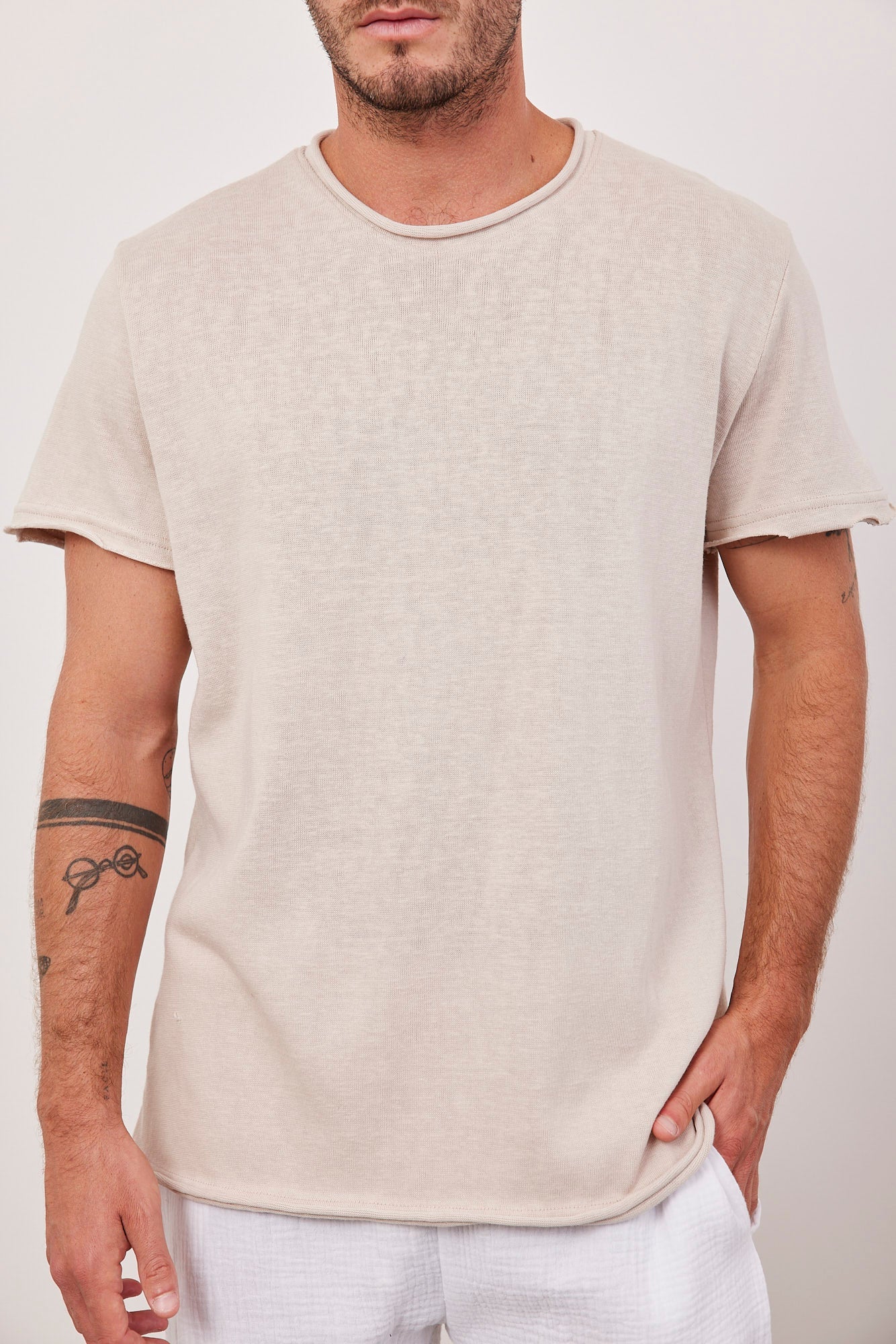 טישרט במראה פשתן בסיומת גזורה - ITAY BRANDS