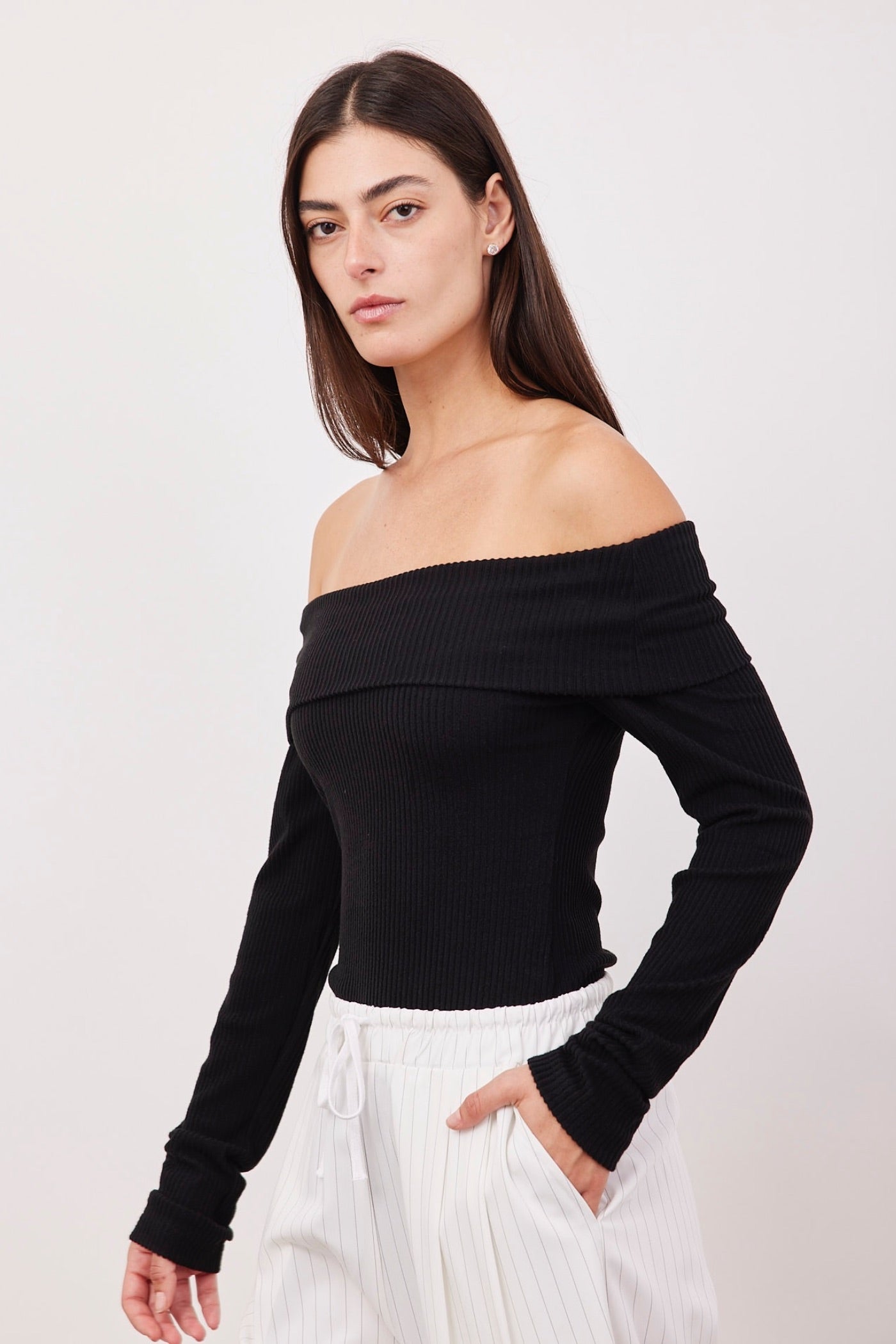 חולצת אוף שולדרס בטקסטורת פסים - ITAY BRANDS