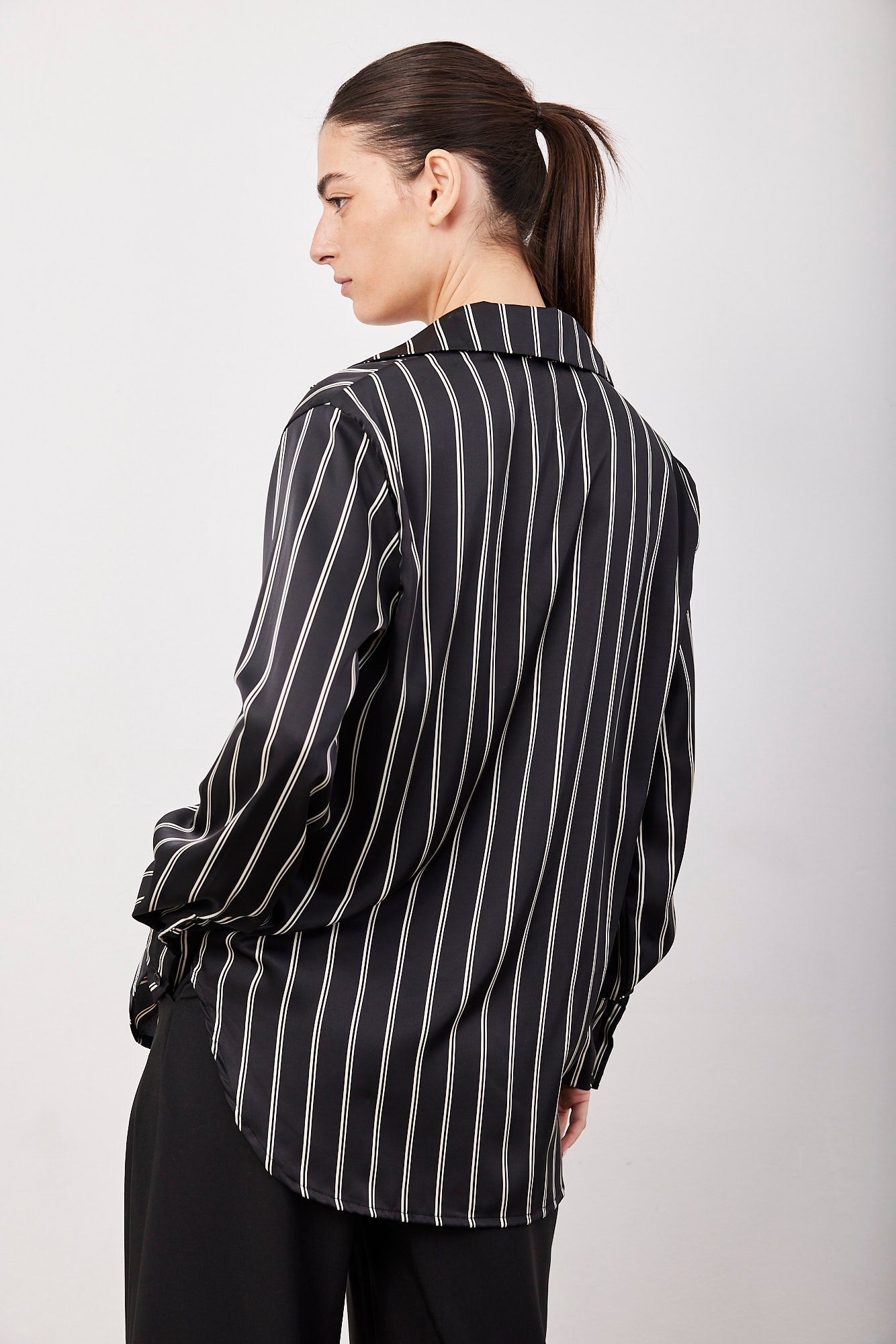 חולצה במראה סאטן מכופתרת בהדפס פסים - ITAY BRANDS