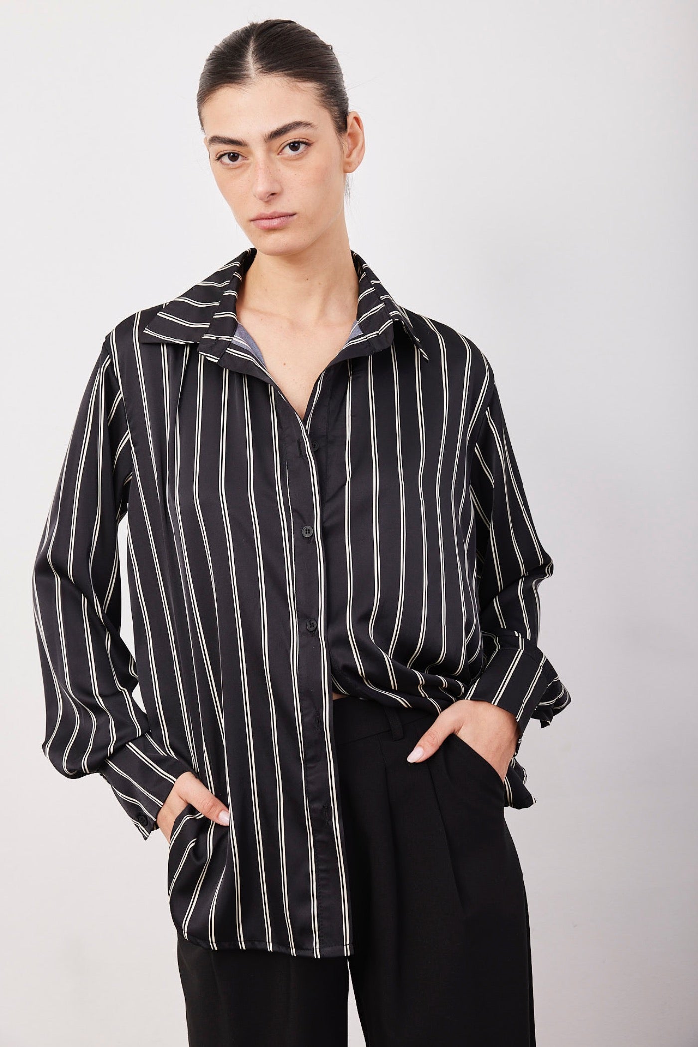 חולצה במראה סאטן מכופתרת בהדפס פסים - ITAY BRANDS