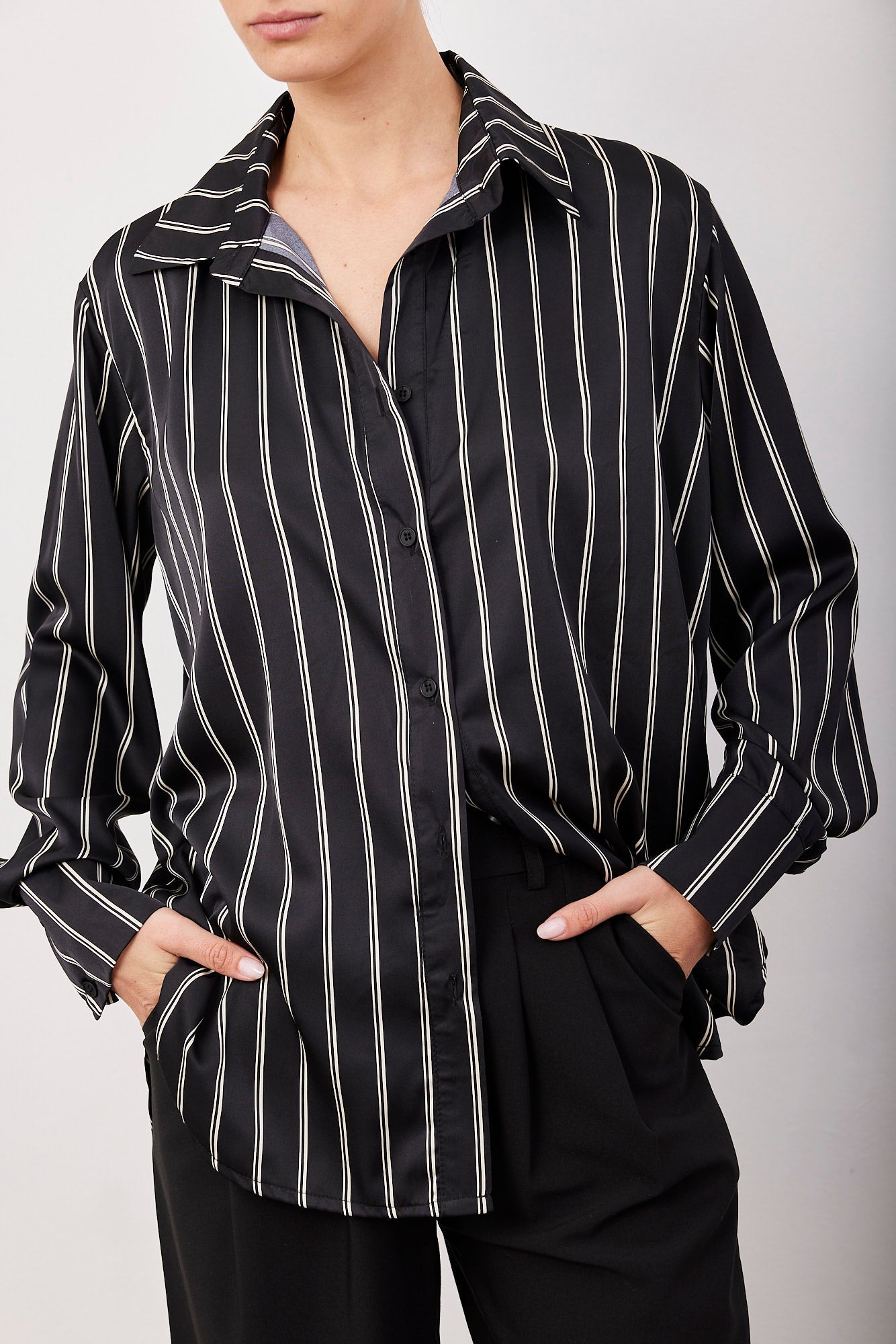 חולצה במראה סאטן מכופתרת בהדפס פסים - ITAY BRANDS