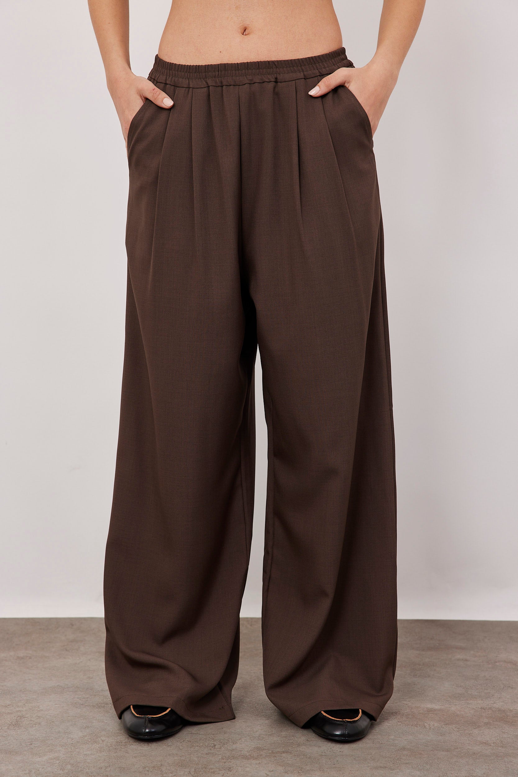 מכנסיים עם קפלים וגומי