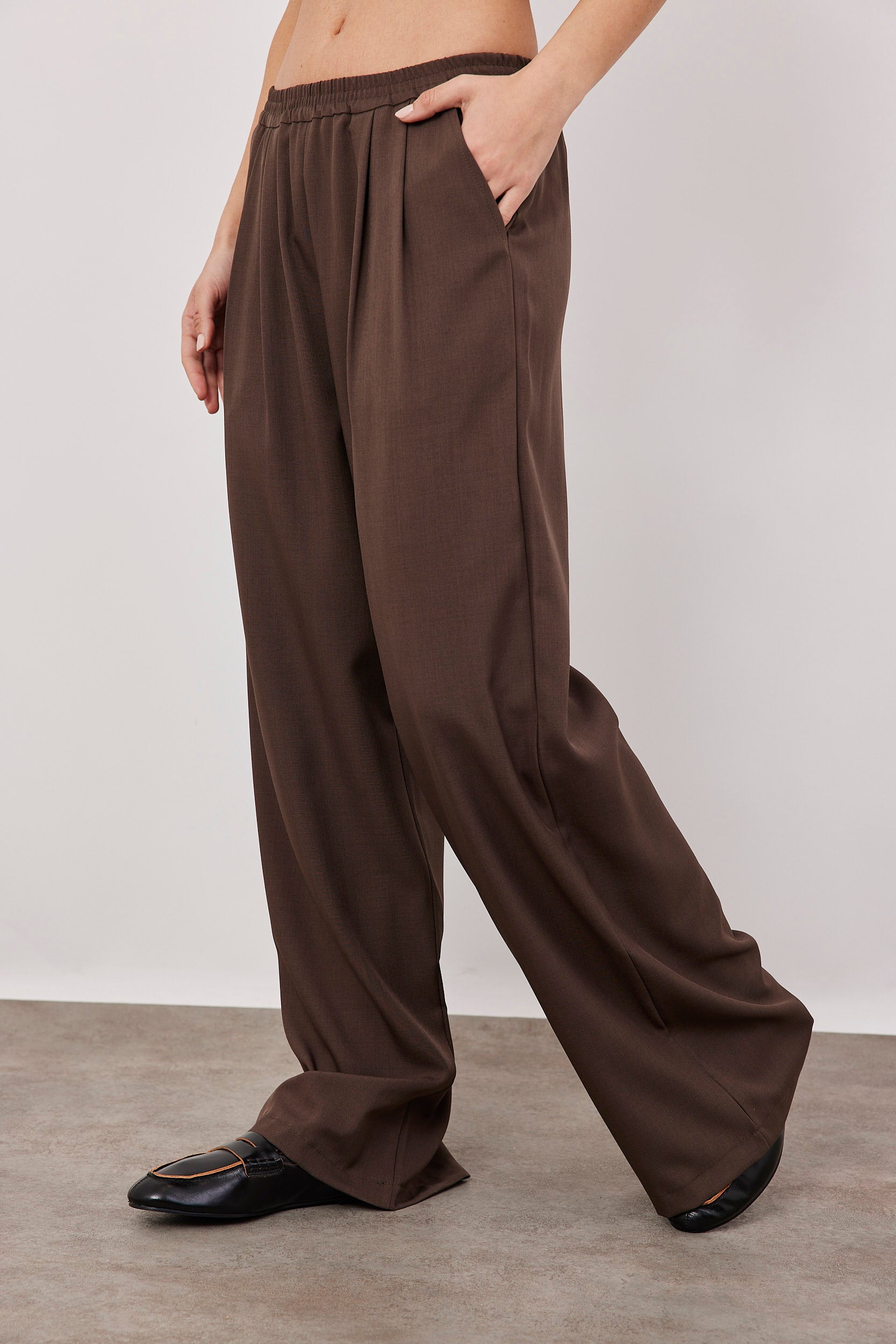 מכנסיים עם קפלים וגומי