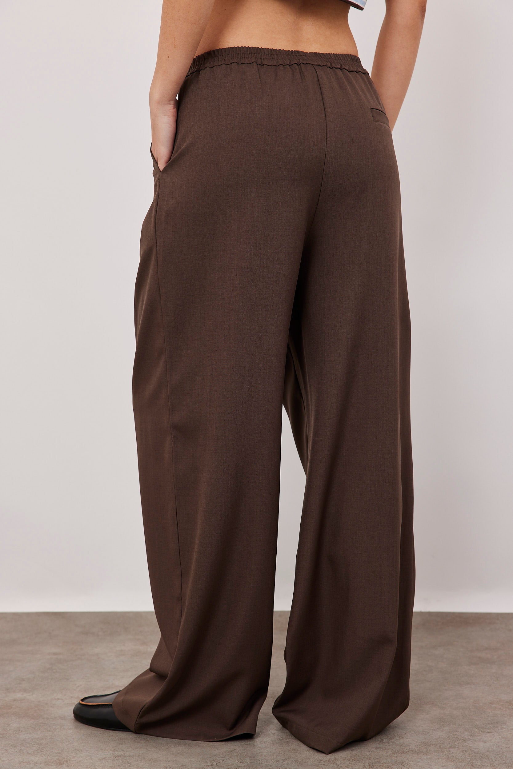 מכנסיים עם קפלים וגומי