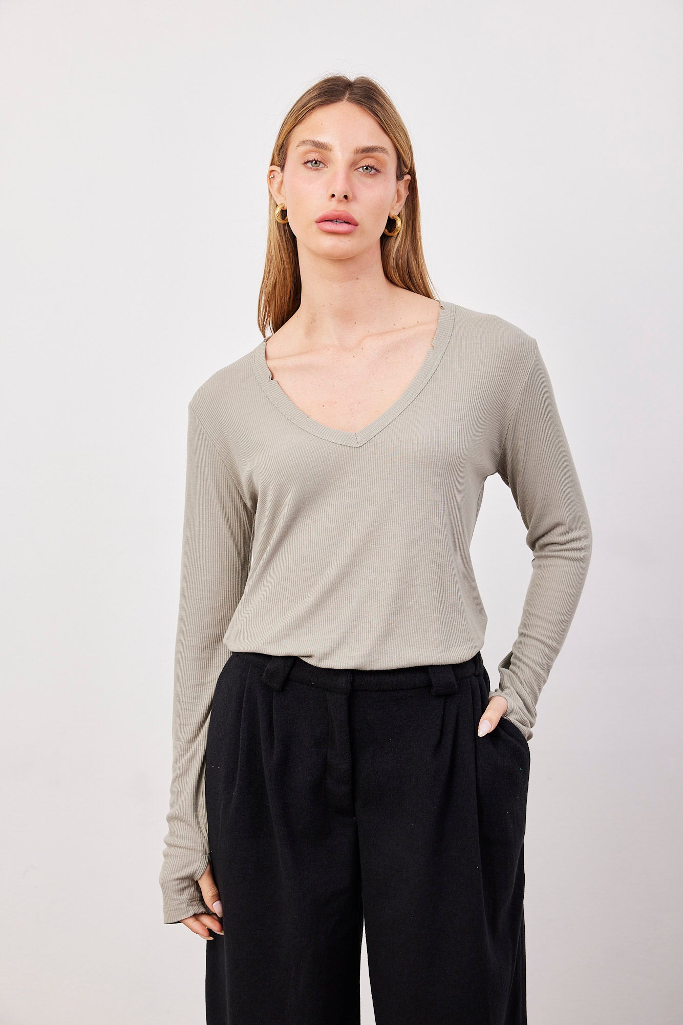 חולצת וי בד רך בסיומת פרומה - ITAY BRANDS