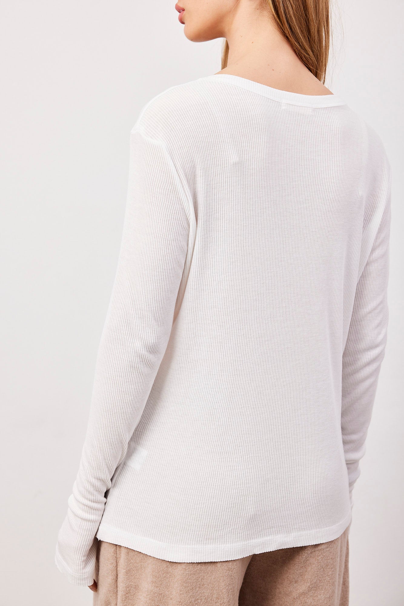 חולצת וי בד רך בסיומת פרומה - ITAY BRANDS