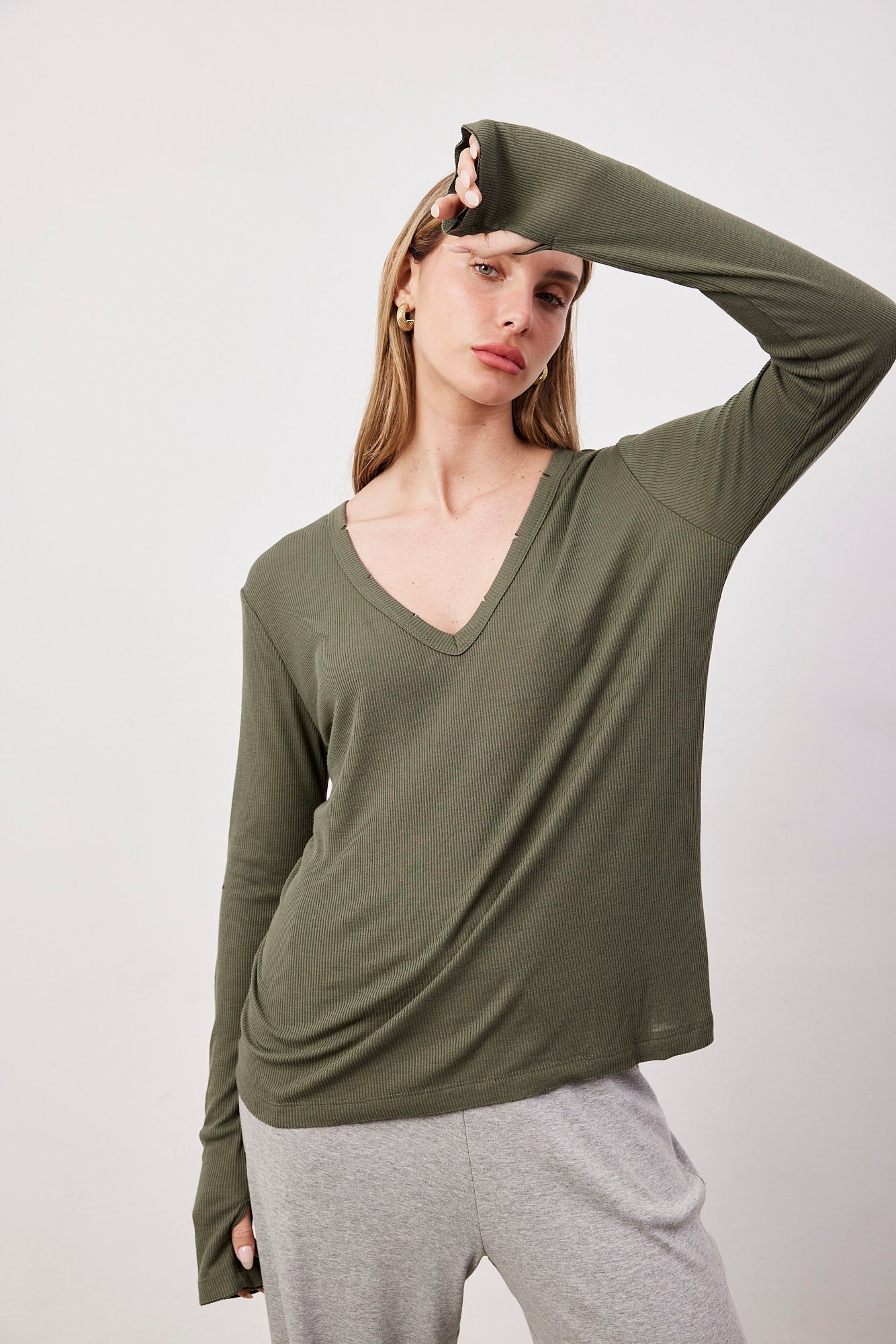 חולצת וי בד רך בסיומת פרומה - ITAY BRANDS