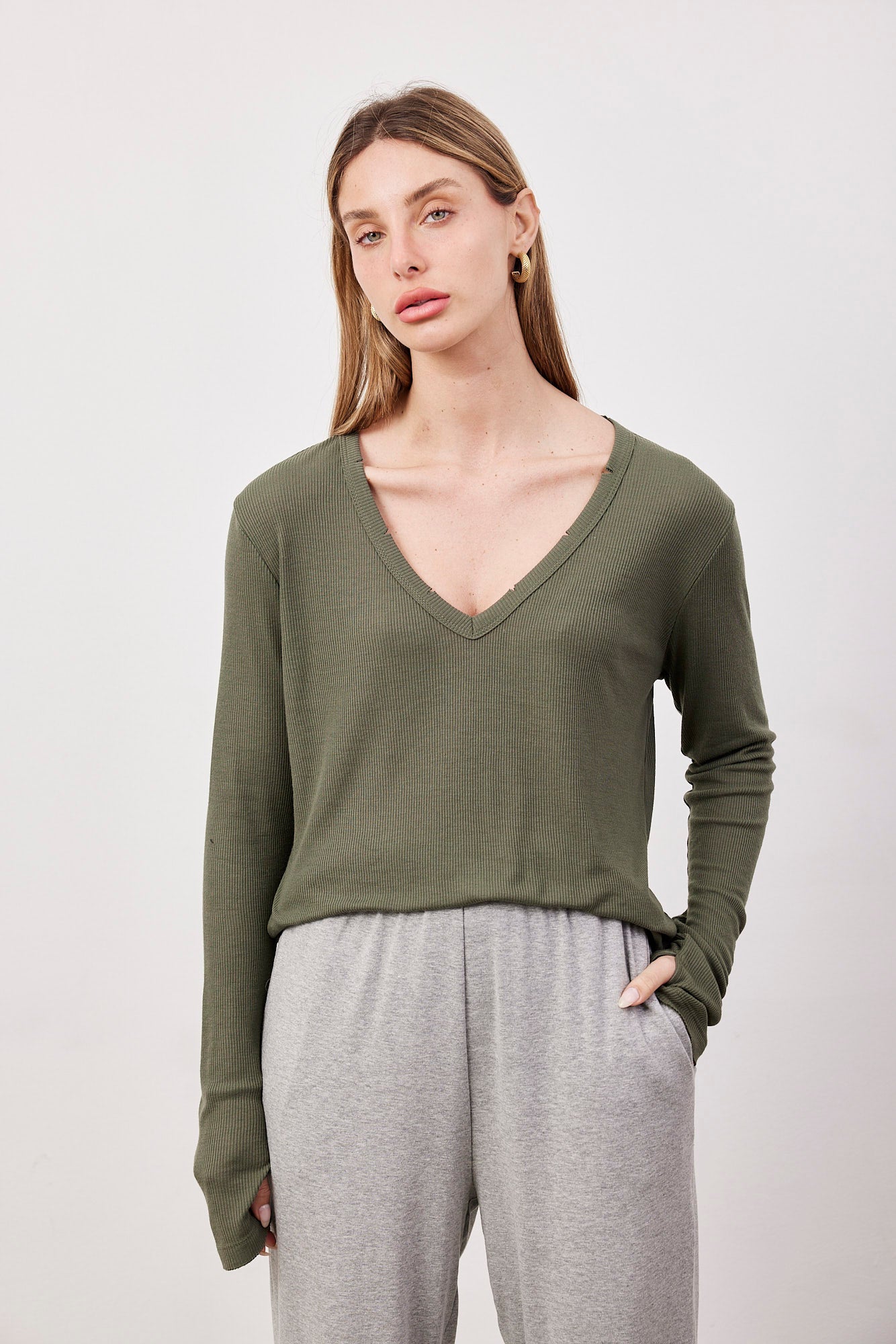 חולצת וי בד רך בסיומת פרומה - ITAY BRANDS