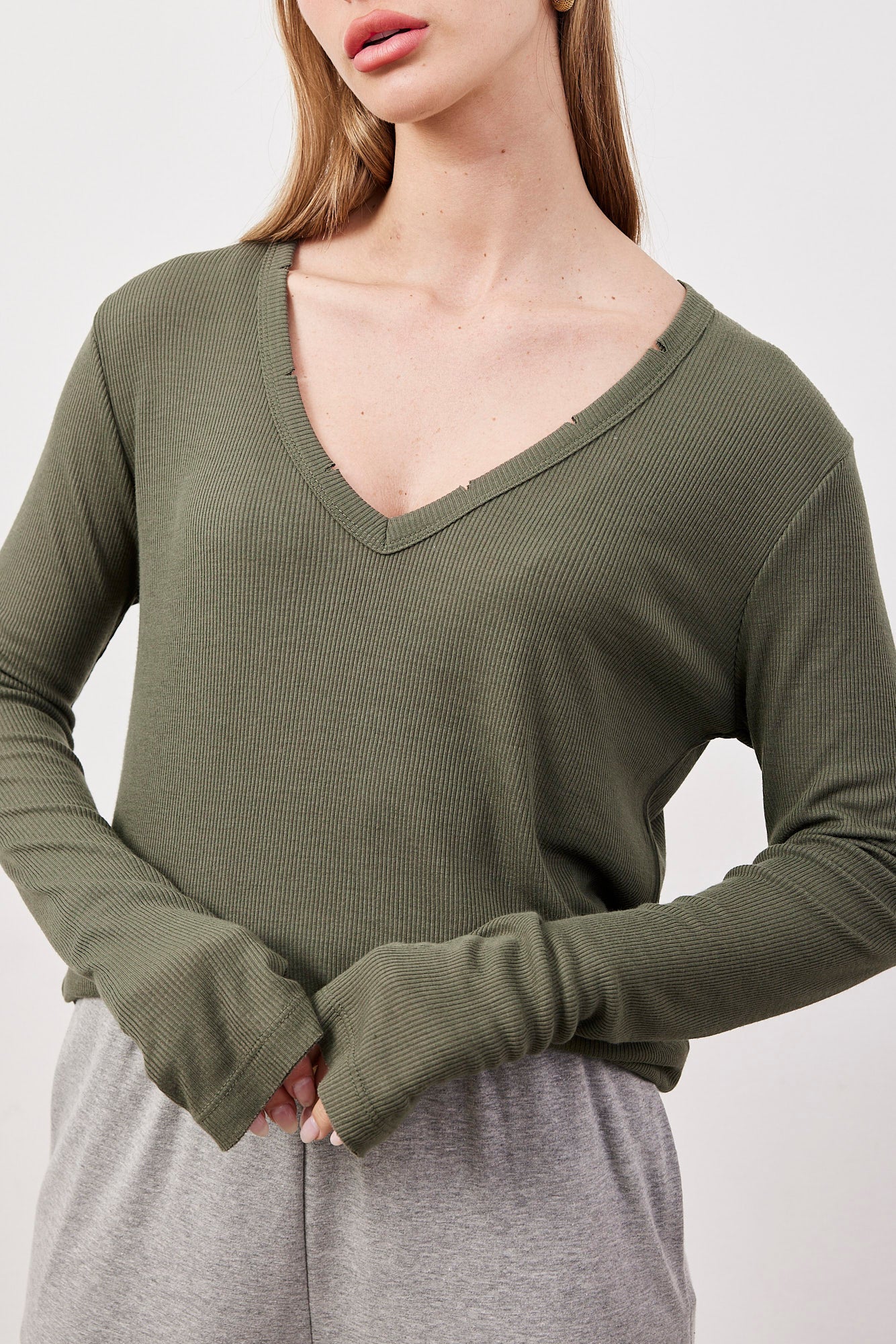 חולצת וי בד רך בסיומת פרומה - ITAY BRANDS