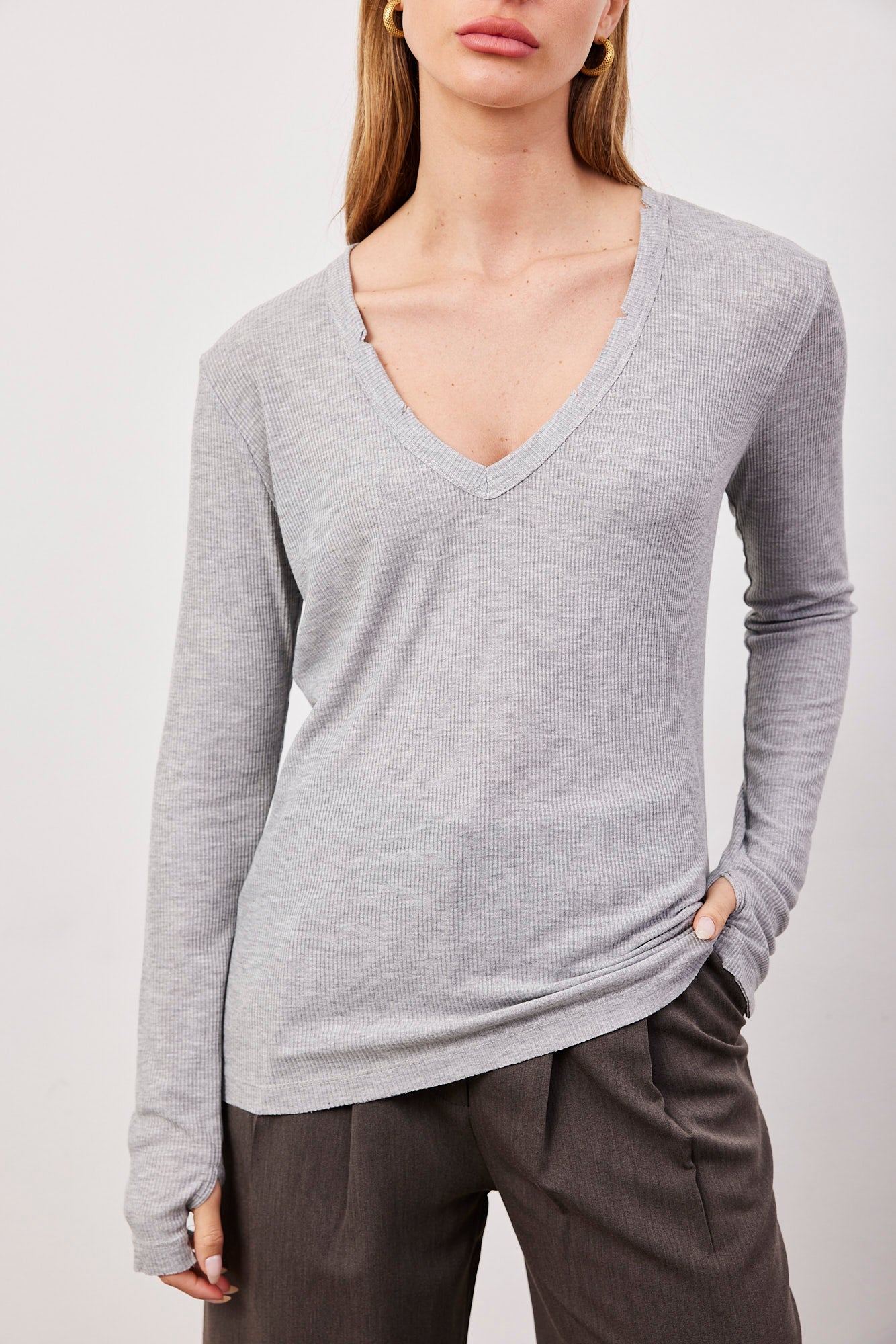 חולצת וי בד רך בסיומת פרומה - ITAY BRANDS