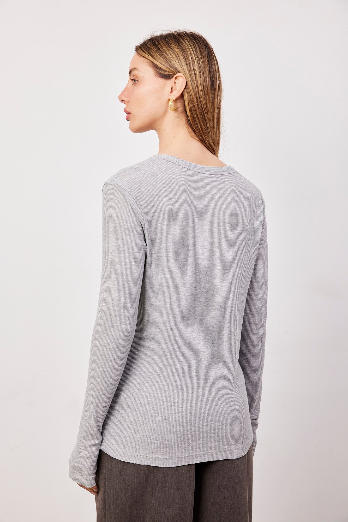 חולצת וי בד רך בסיומת פרומה - ITAY BRANDS